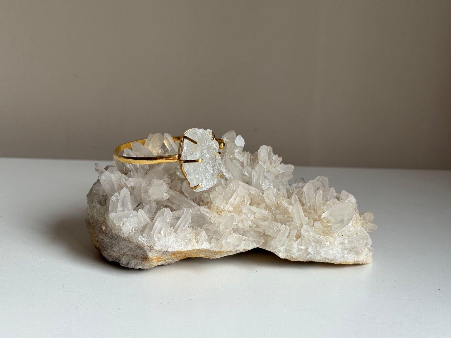 Armband met ruwe stukje bergkristal