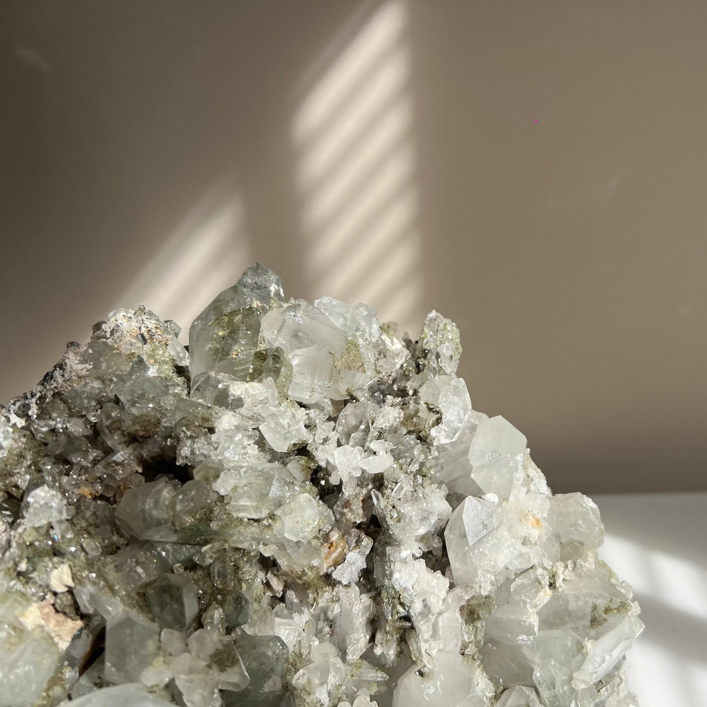 chlorietkwarts en bergkristal komen samen