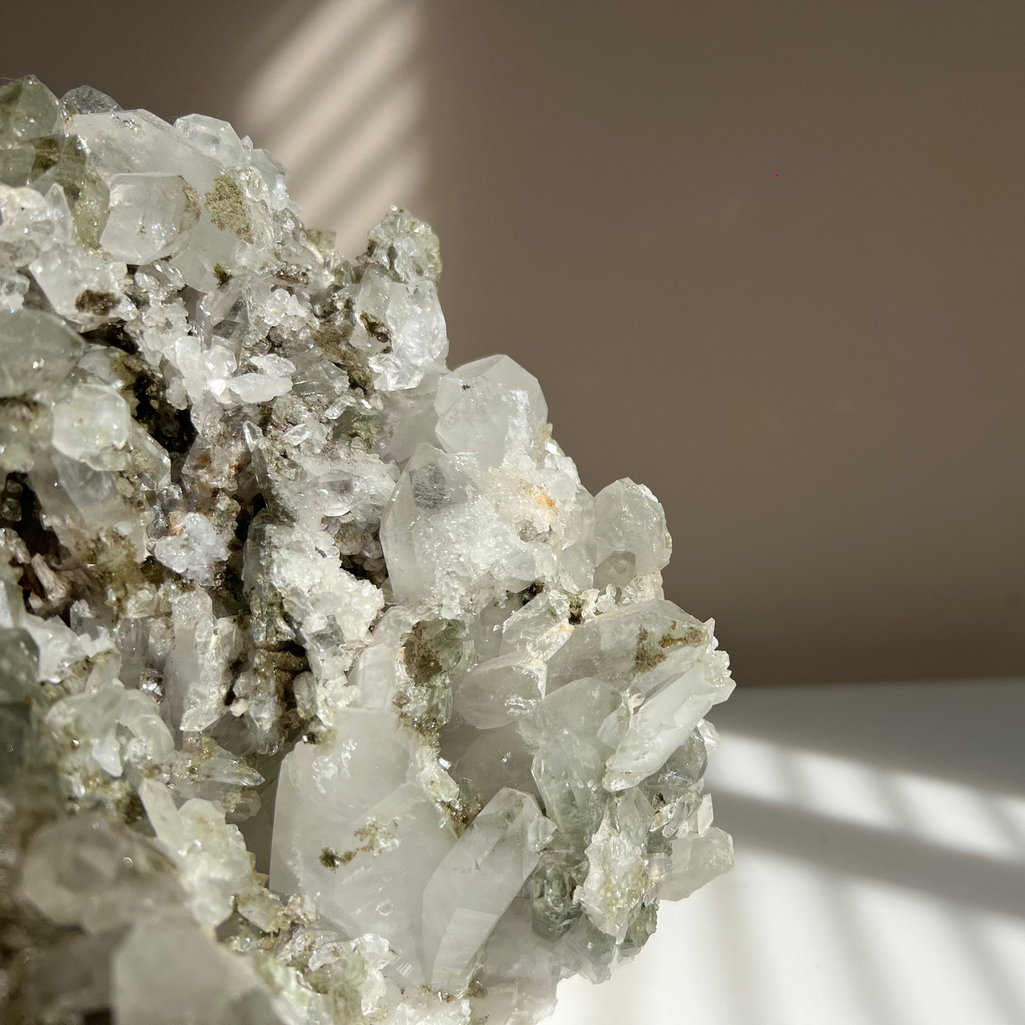 het lijkt wel sneeuw en ijs dit stuk natuursteen van chloriet en bergkristal