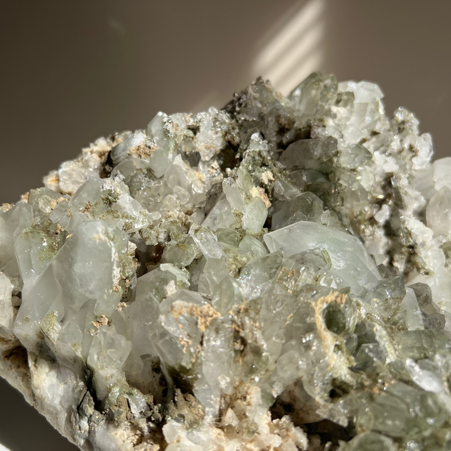 Close-up van chlorietkwarts met groene insluitingen – zichtbare aardse energie