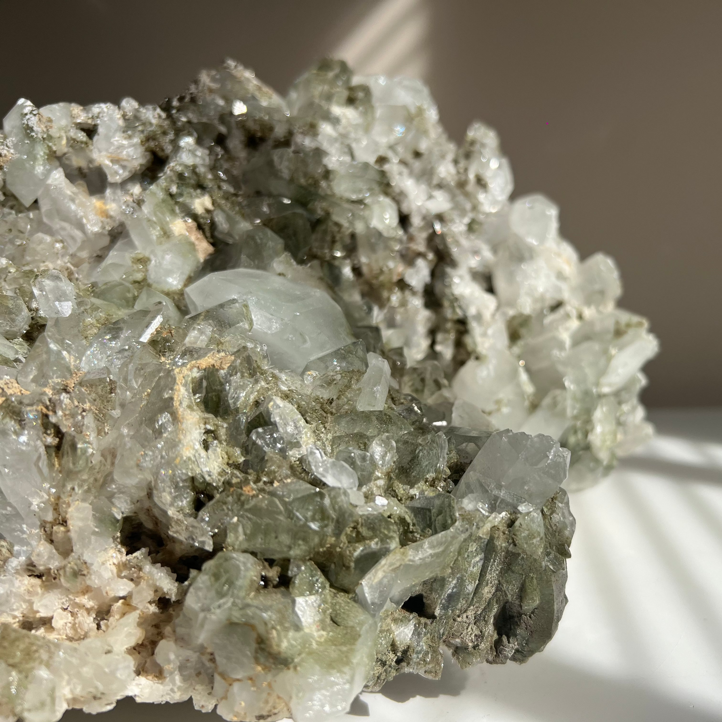 Detail van ruwe kristalstructuur in chlorietkwarts – puur natuur zonder bewerking