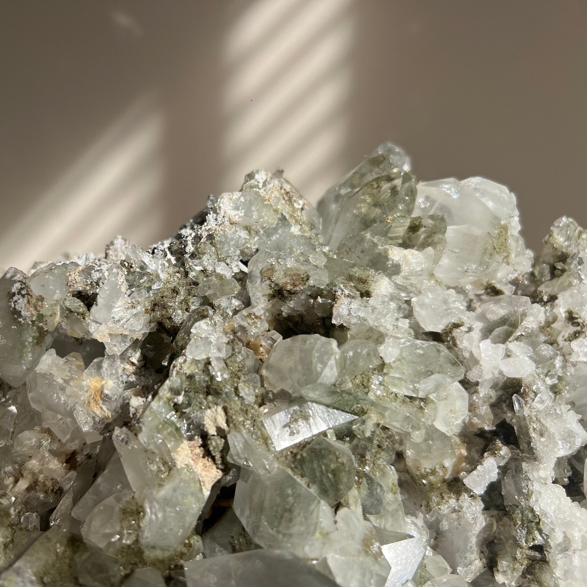 Chlorietkwarts statement piece met indrukwekkende diepte en volume