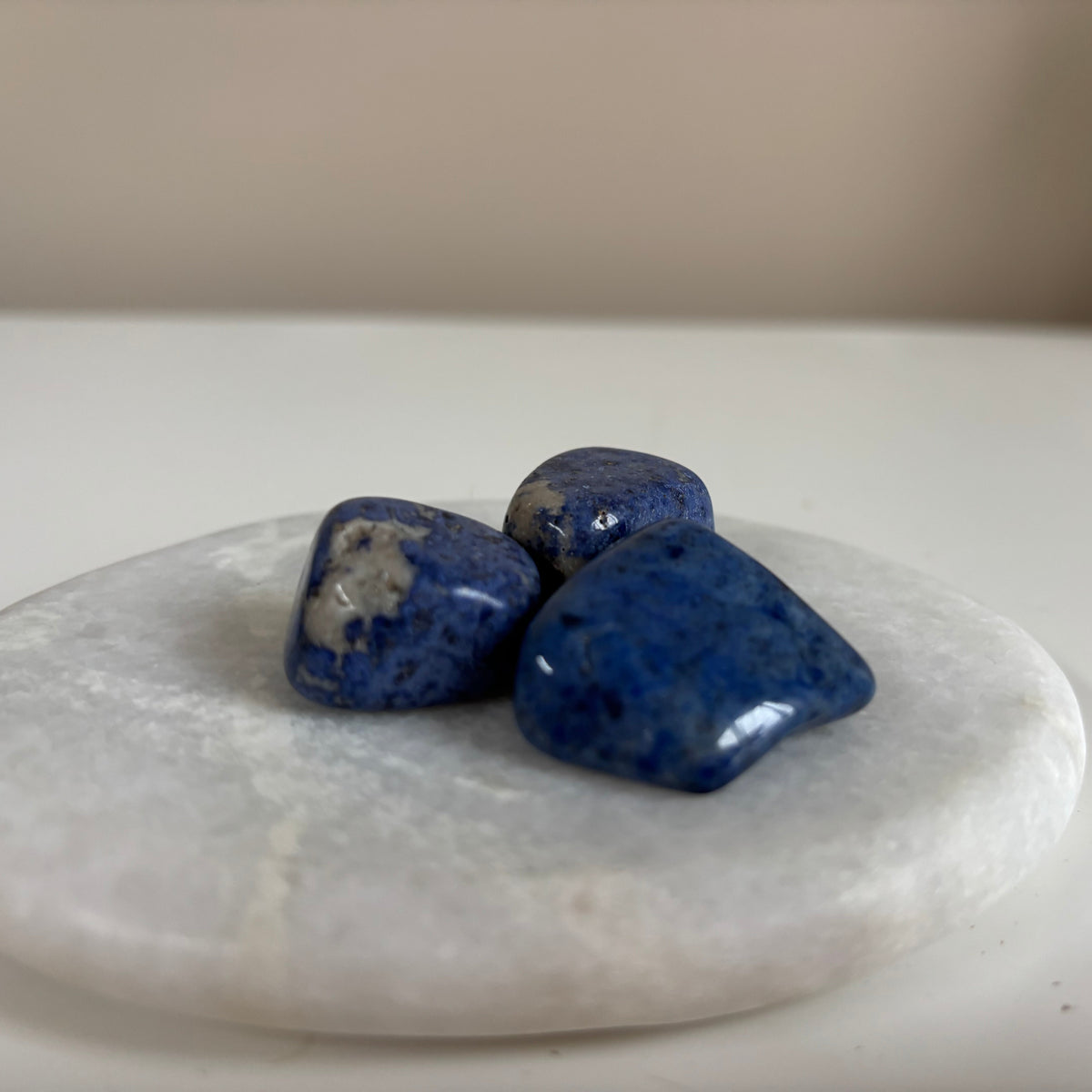 Dumortieriet trommelsteen – blauwe steen voor geduld en zelfvertrouwen
