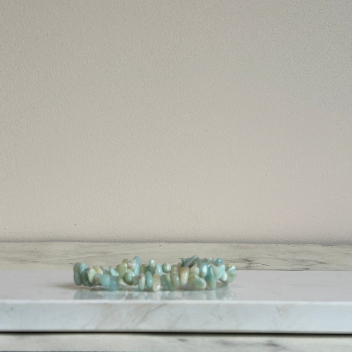 De fris blauwgroene splitsteentjes maken dit tot een armband passend bij elk seizoen