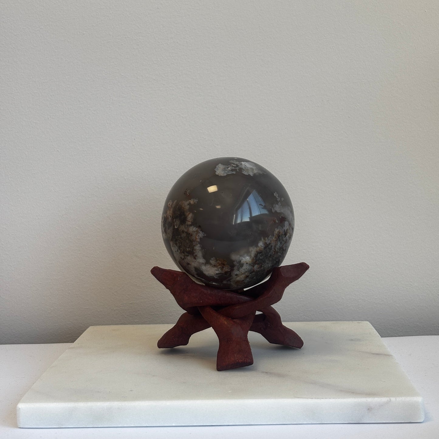Houten edelsteen standaard – Natuurlijk display (licht & donker hout)