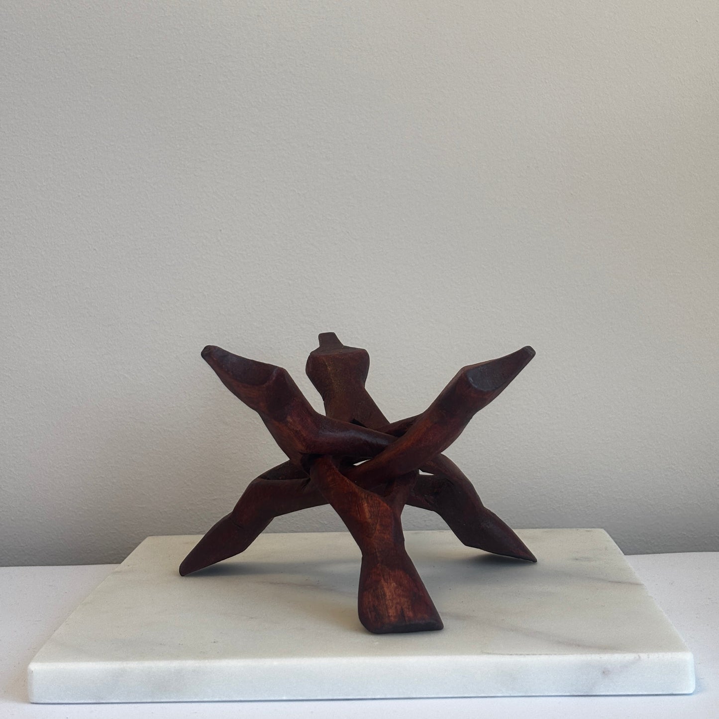 Houten edelsteen standaard – Natuurlijk display (licht & donker hout)