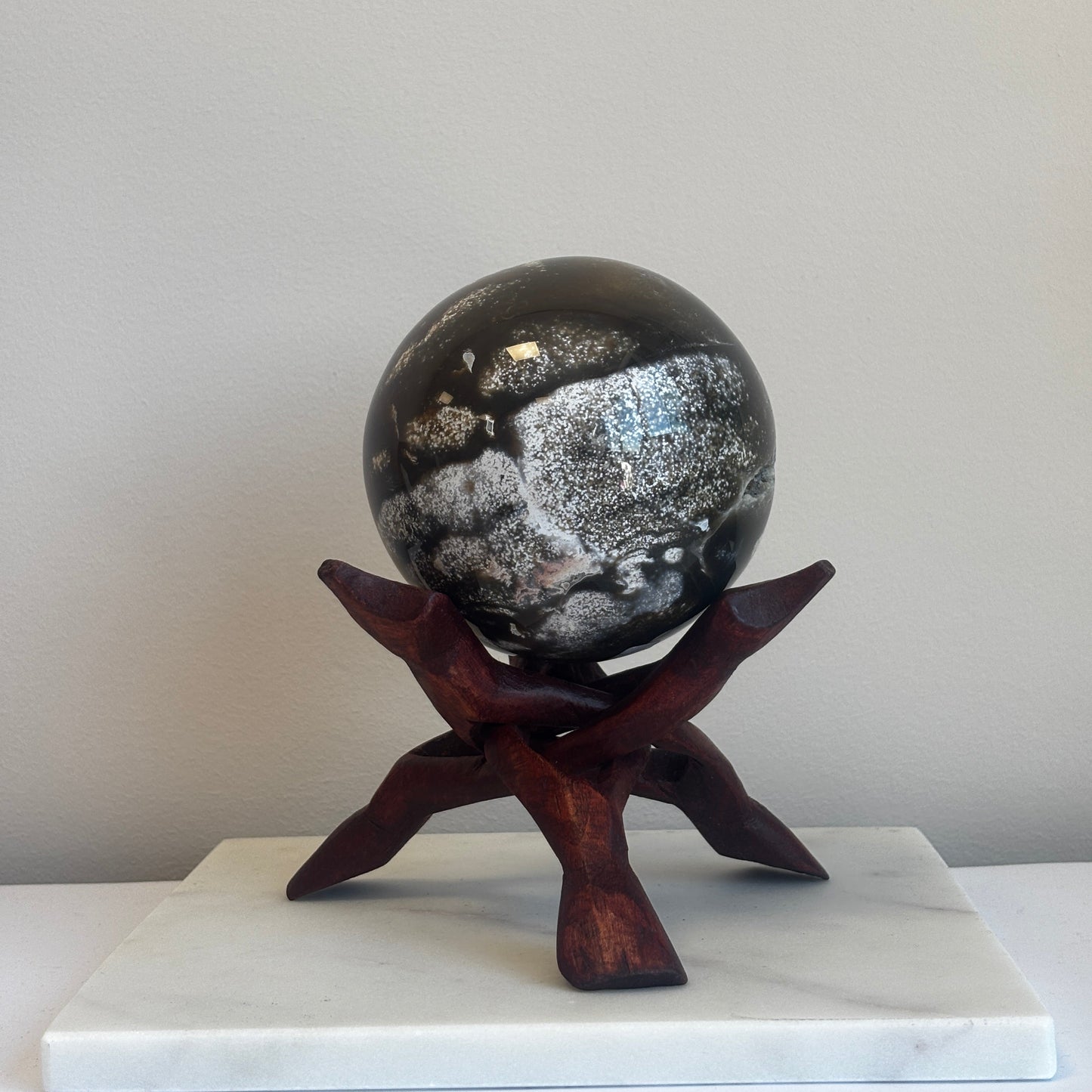 Houten edelsteen standaard – Natuurlijk display (licht & donker hout)
