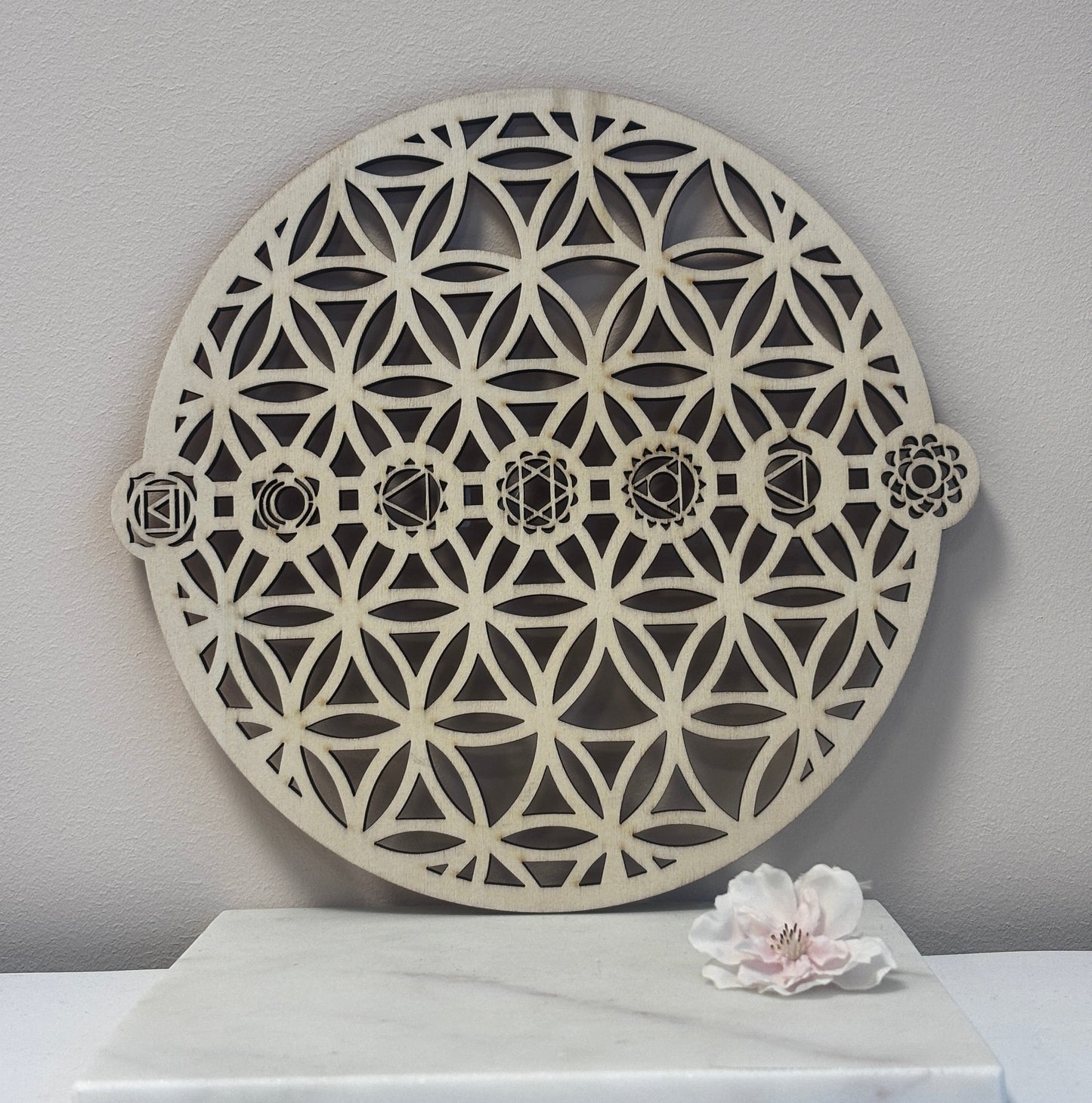 Flower of Life grid met chakra symbolen – Hout