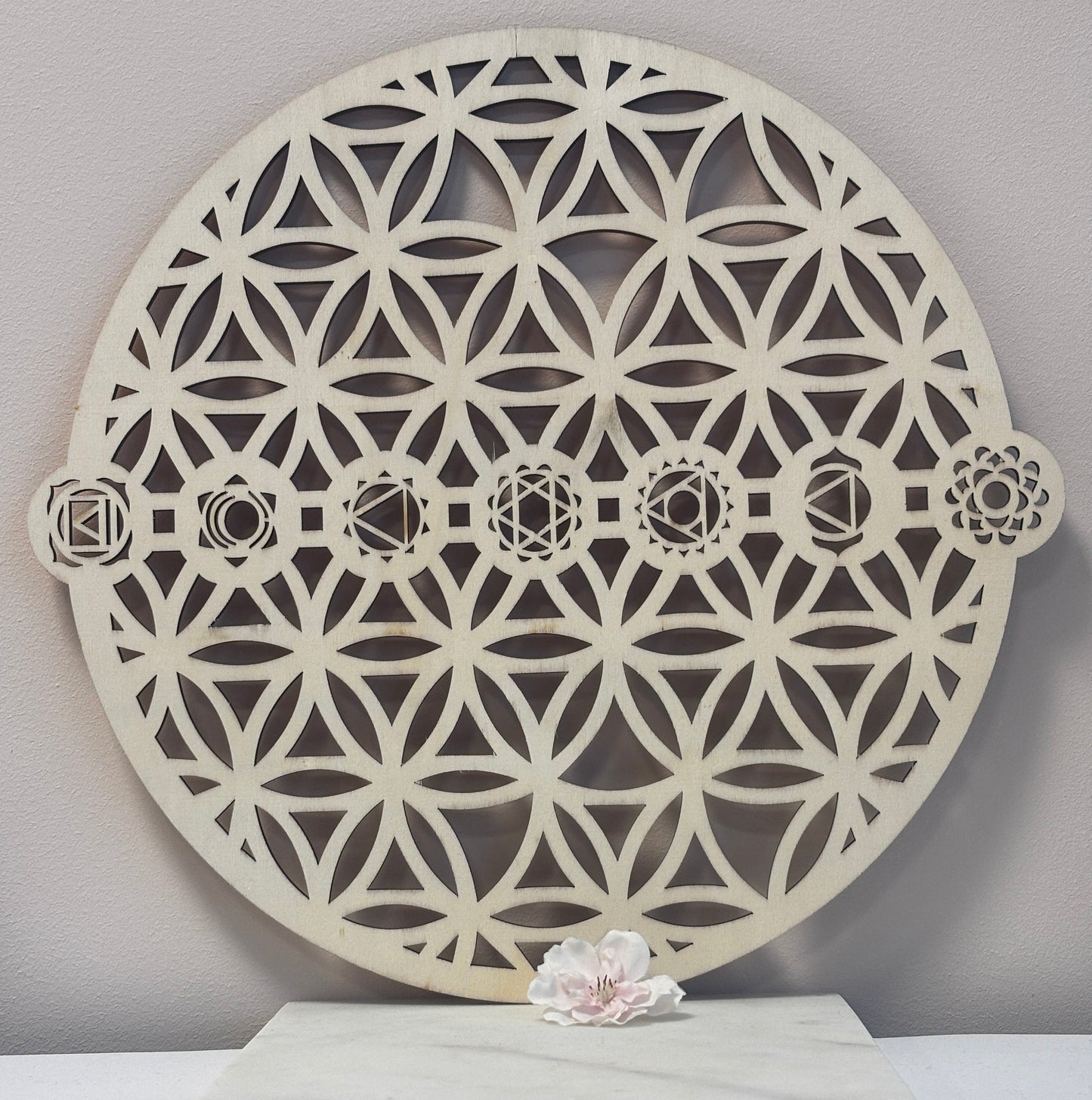 Flower of Life grid met chakra symbolen – Hout