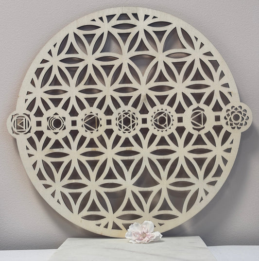 Flower of Life grid met chakra symbolen – Hout