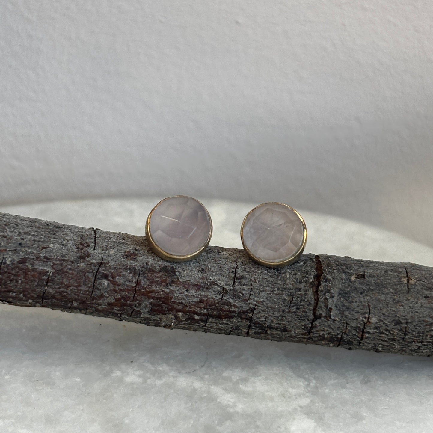 Rozenkwarts oorbellen – Edelmetaal studs (goud- of zilverkleurig)