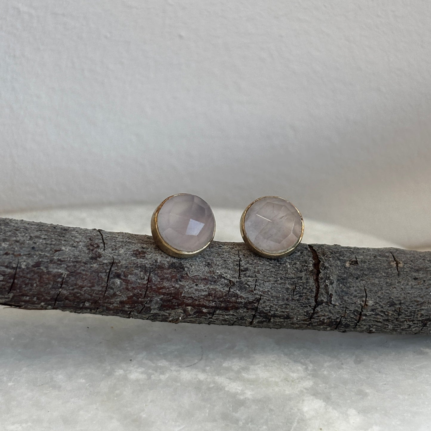 Rozenkwarts oorbellen – Edelmetaal studs (goud- of zilverkleurig)