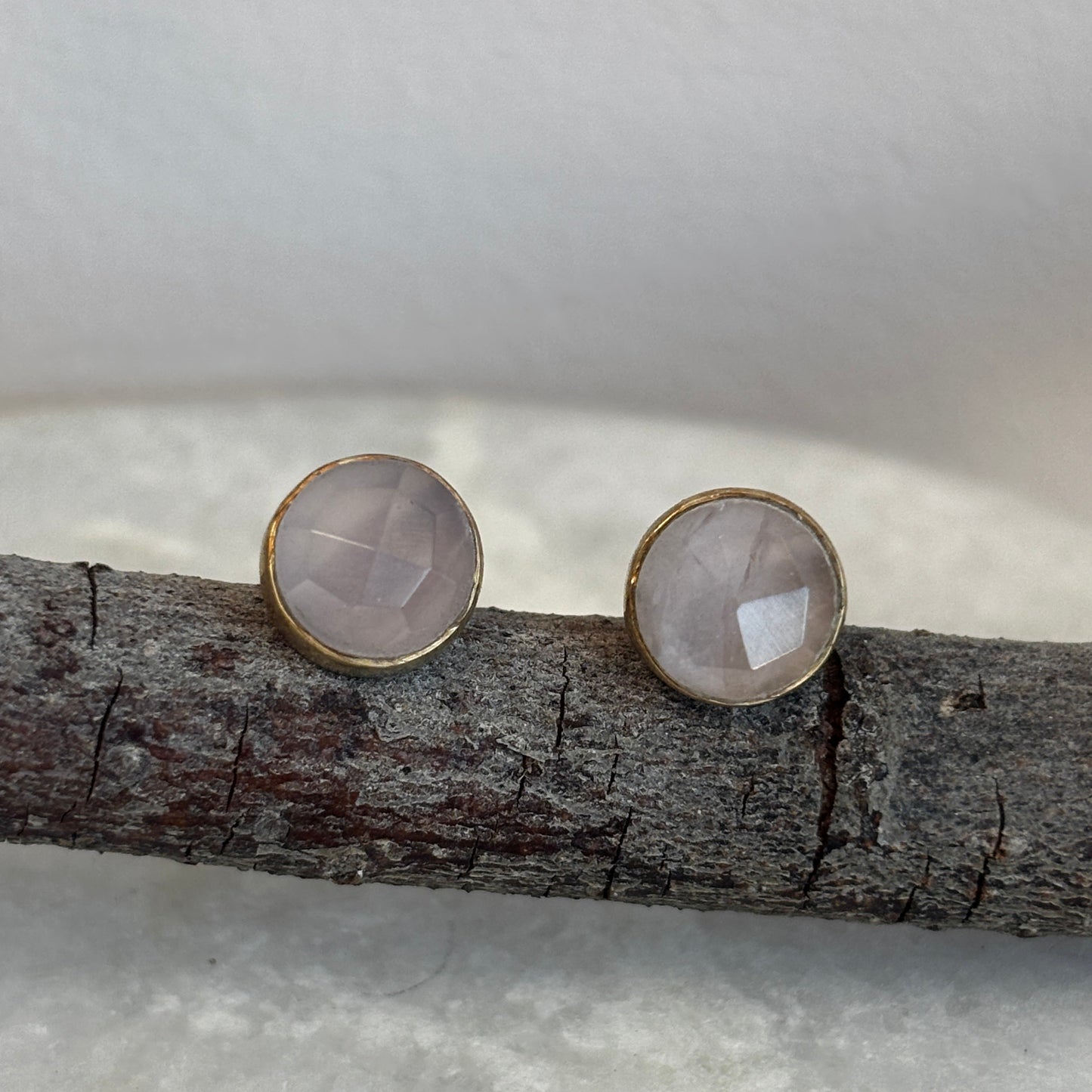 Rozenkwarts oorbellen – Edelmetaal studs (goud- of zilverkleurig)