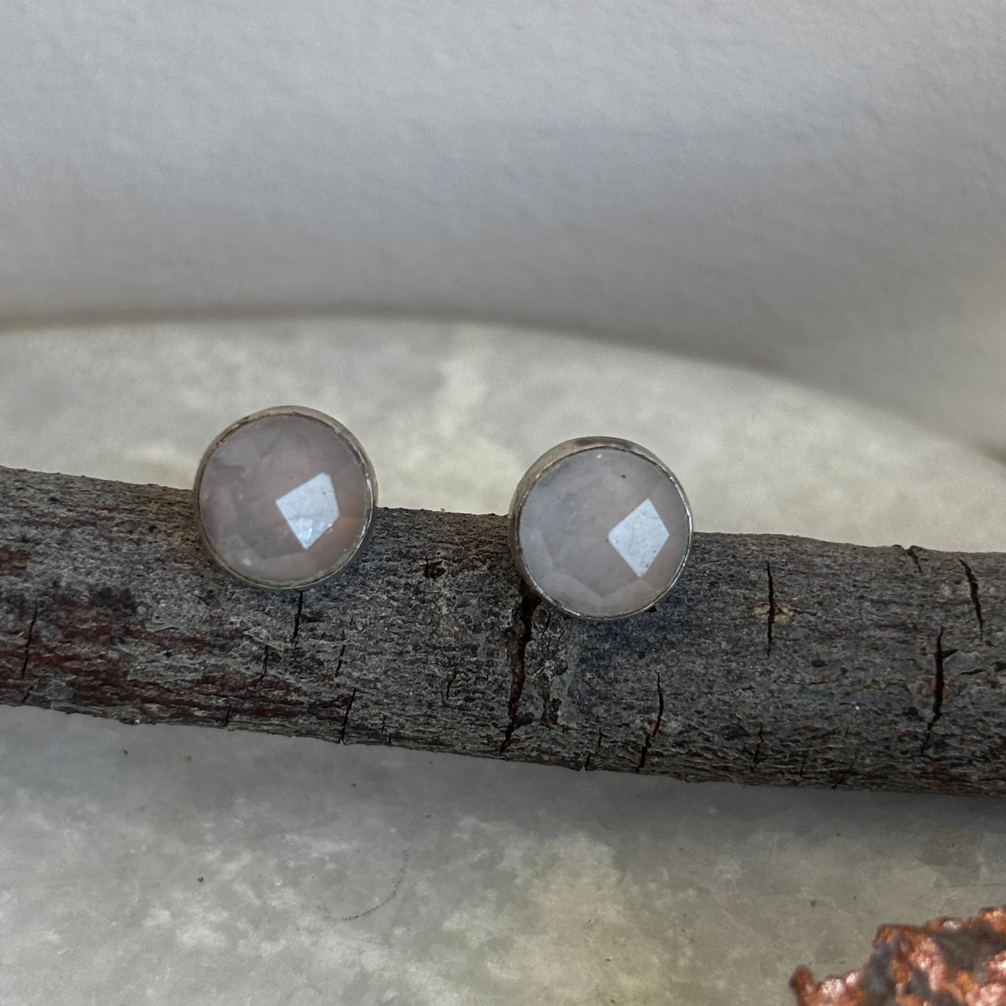 Rozenkwarts oorbellen – Edelmetaal studs (goud- of zilverkleurig)