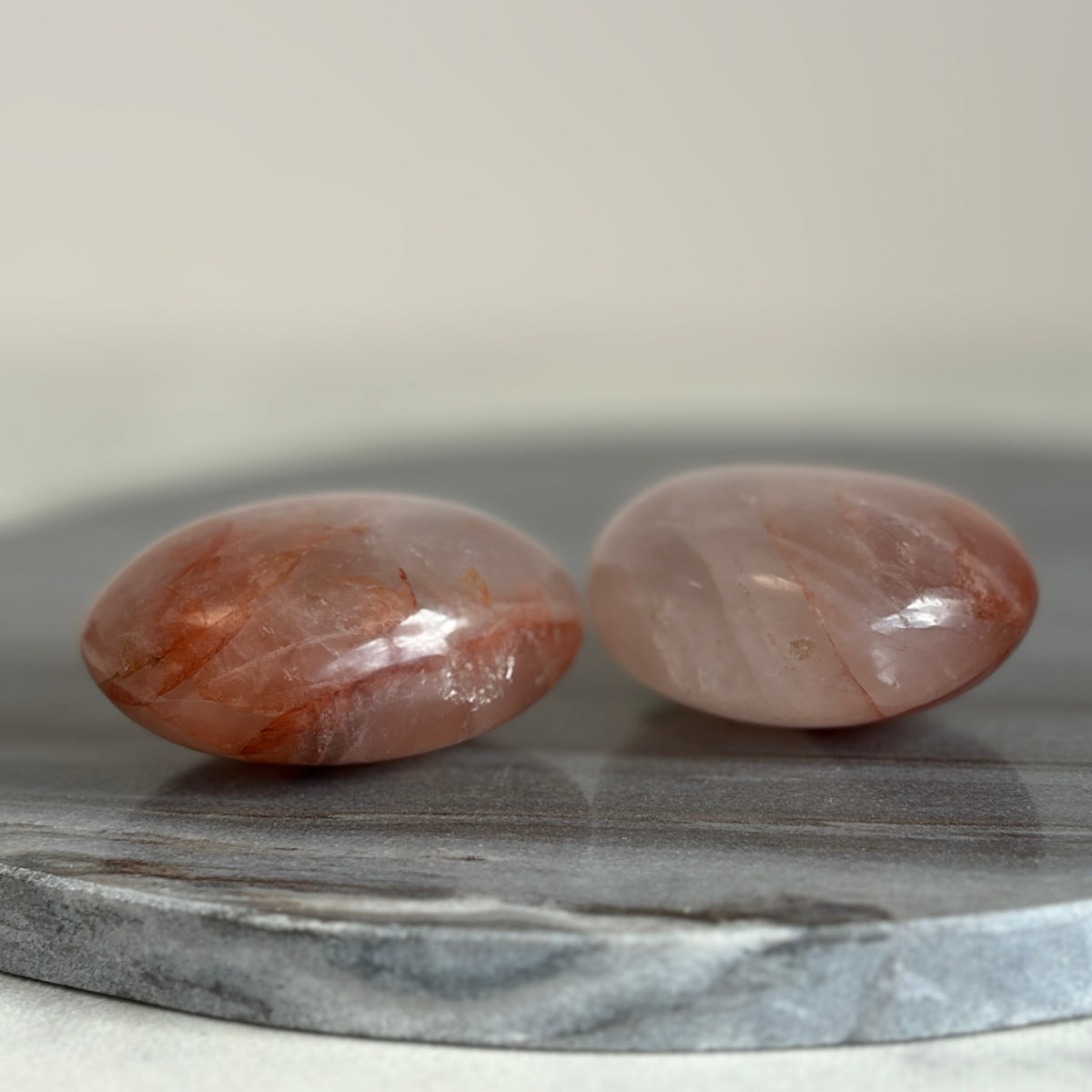 Red healer handsteen, doorzichtig met rode insluitsels