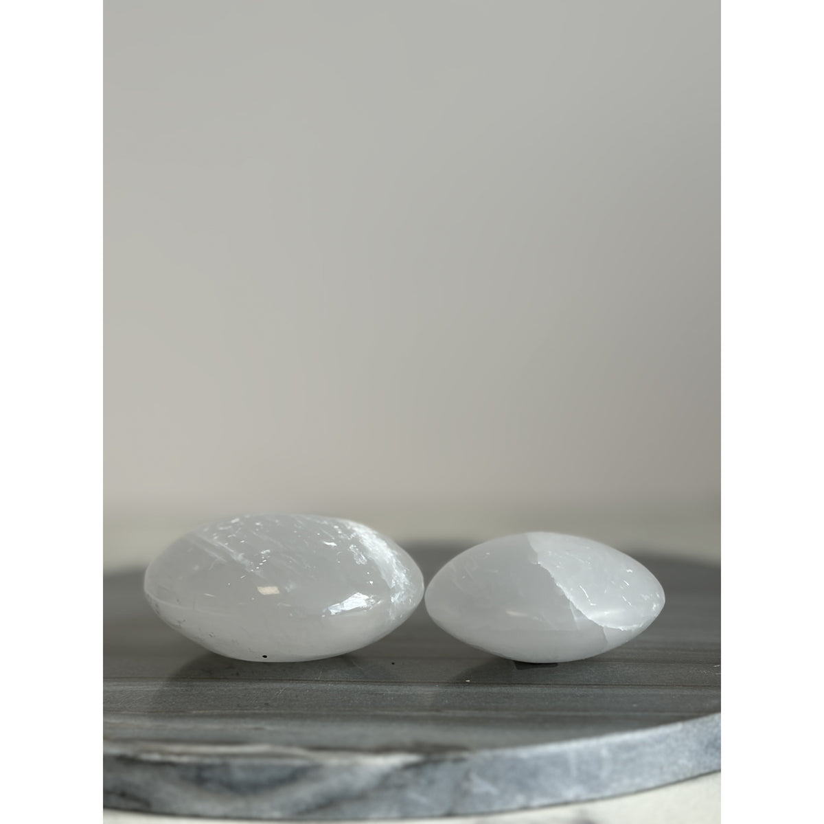 Seleniet handsteen van bovenaf, pure witte kleur
