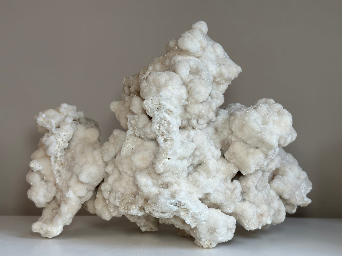 Achterzijde van het grote witte calciet druzy stuk