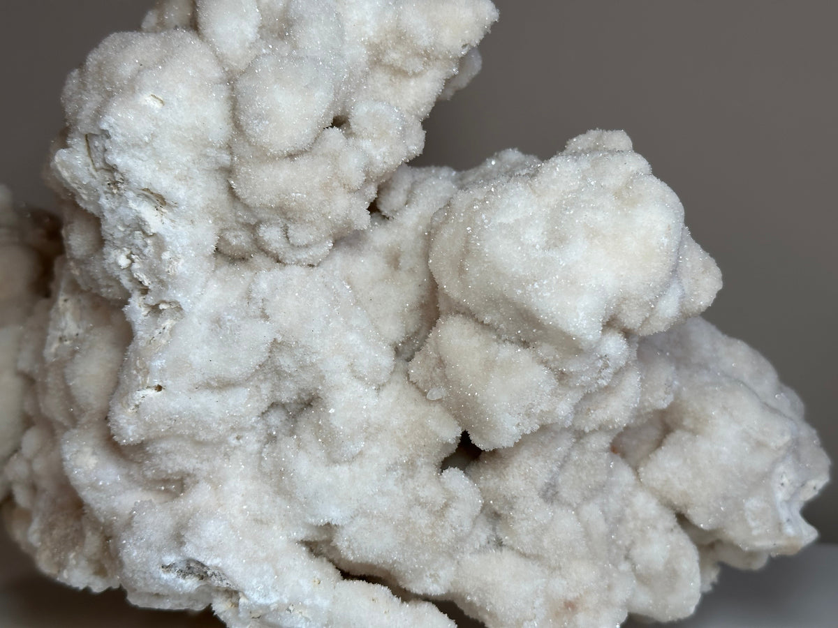 Detail van de druzy kristalstructuur in witte calciet