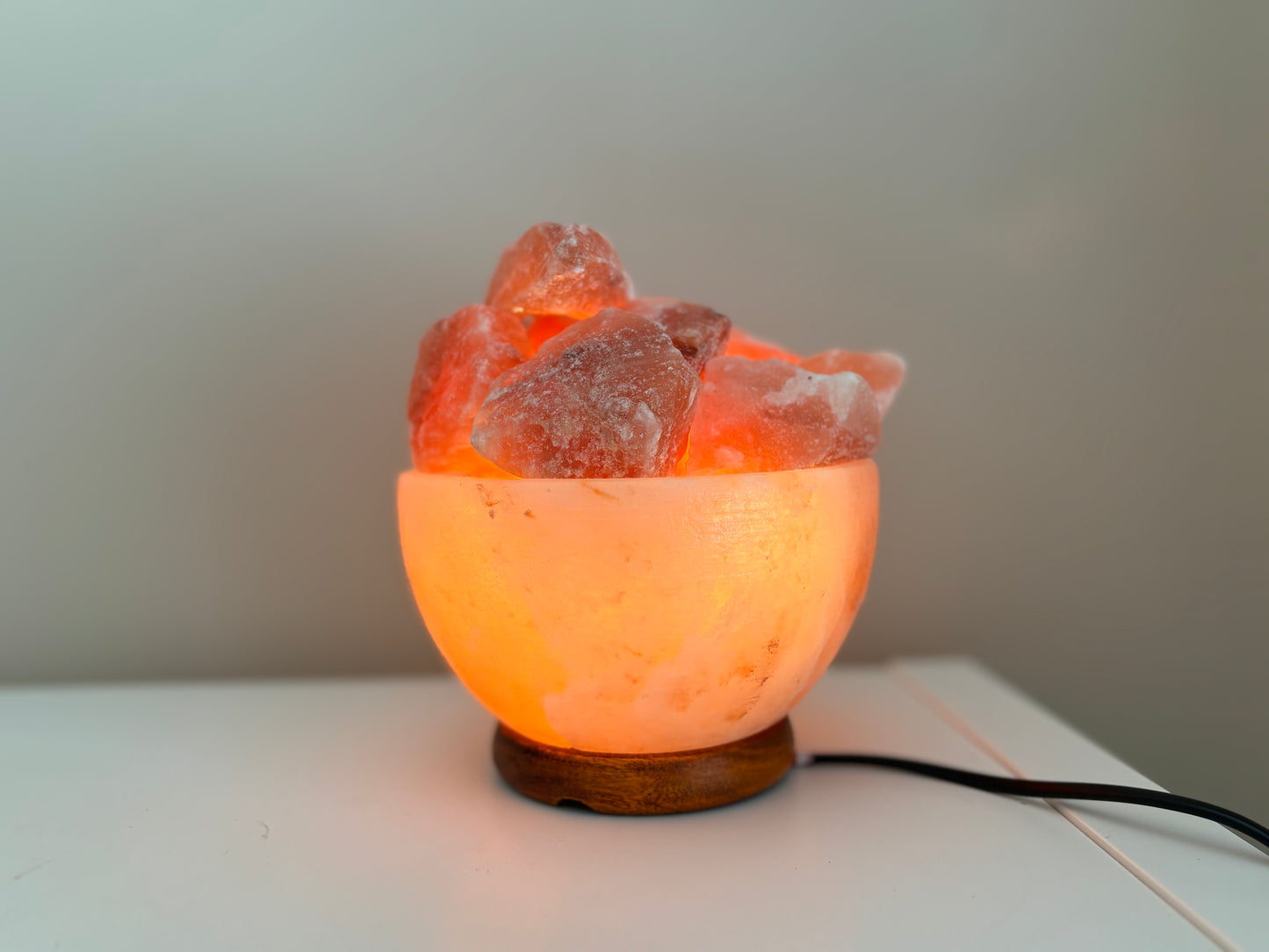 Zoutsteen lamp, schaal met ruwe brokjes