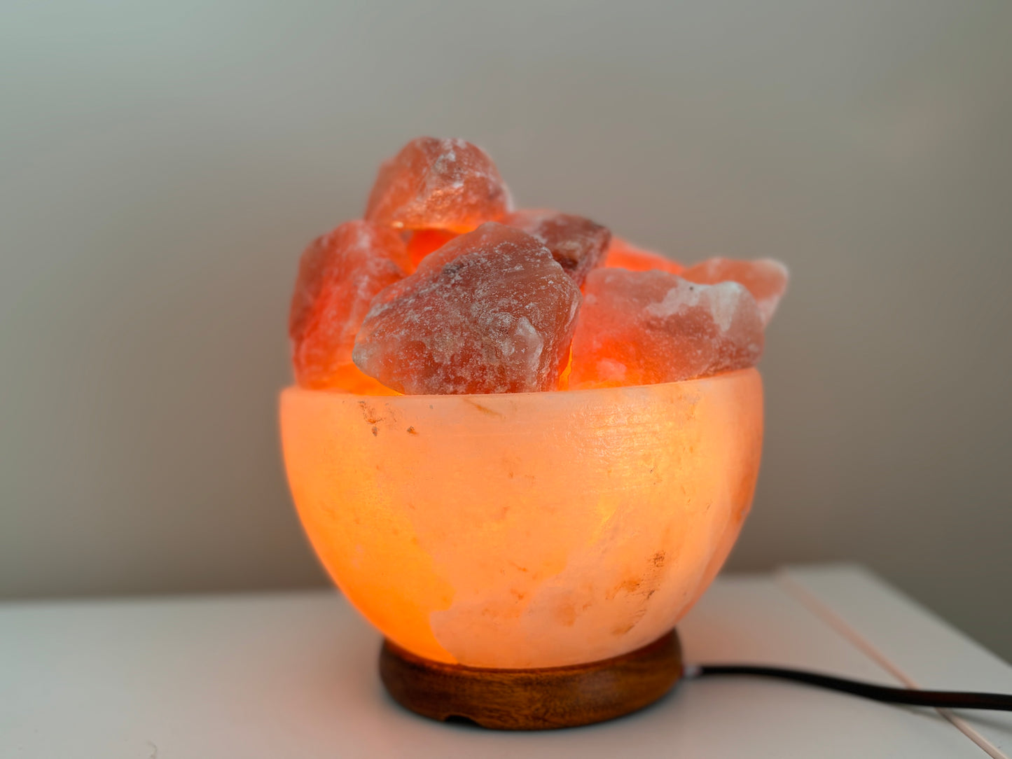 Zoutsteen lamp, schaal met ruwe brokjes