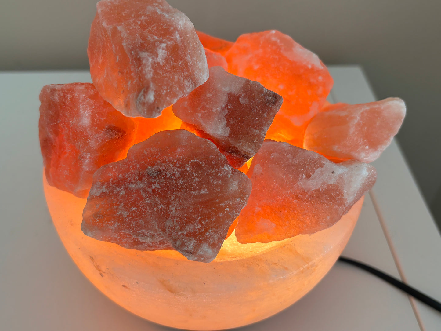 Zoutsteen lamp, schaal met ruwe brokjes