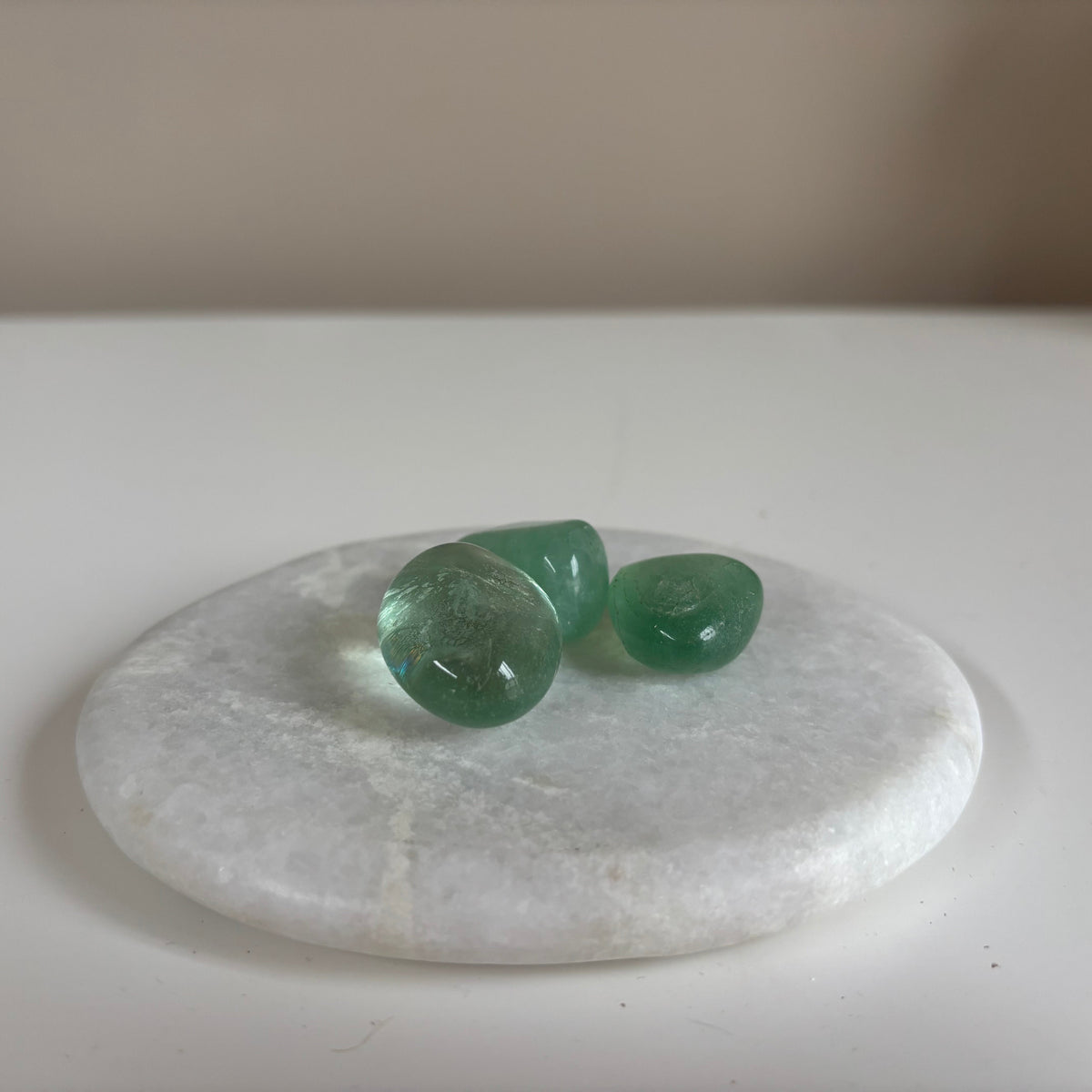 Groene fluoriet trommelsteen in groene tinten