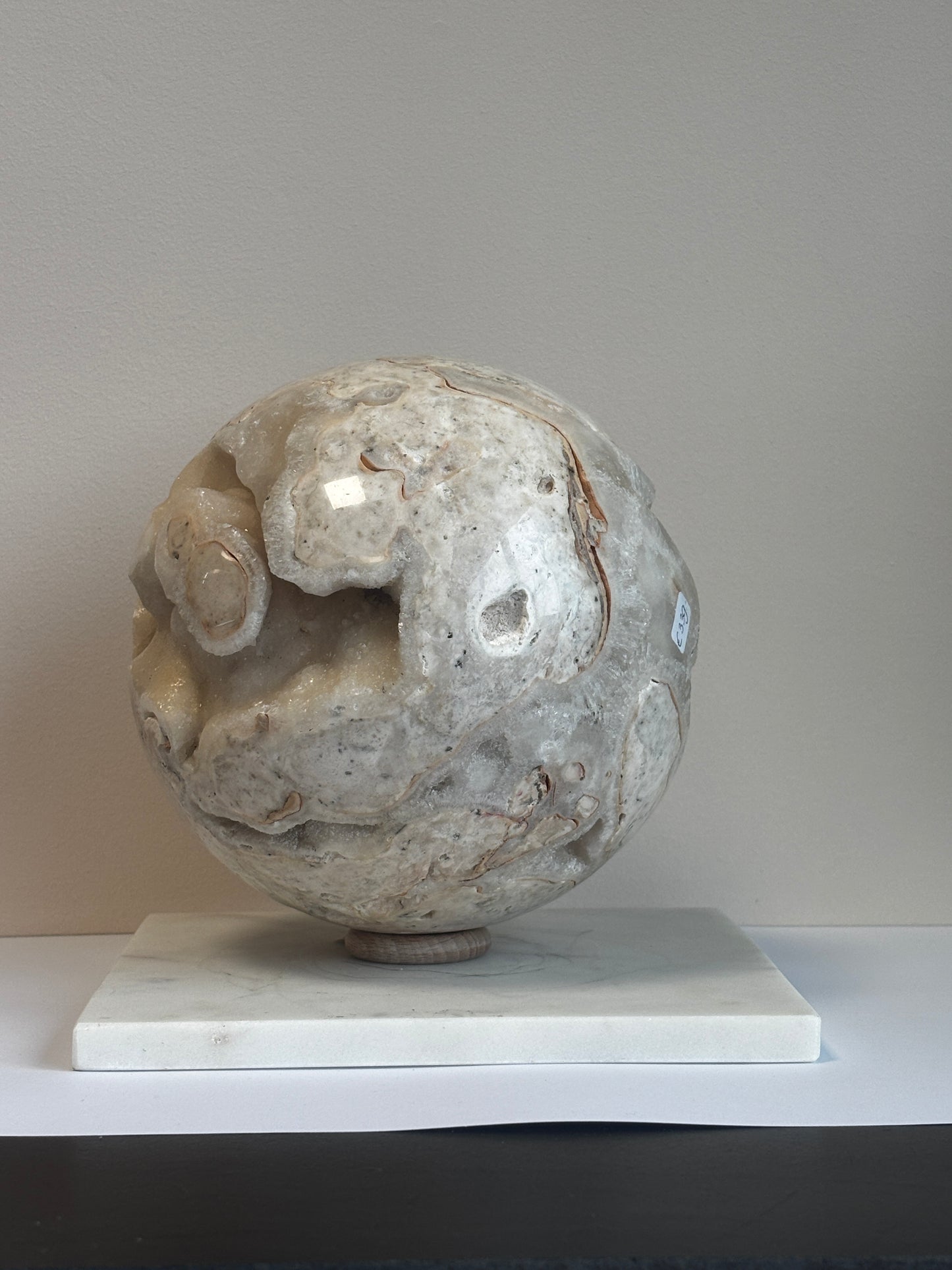 Calciet wit bol, statement piece