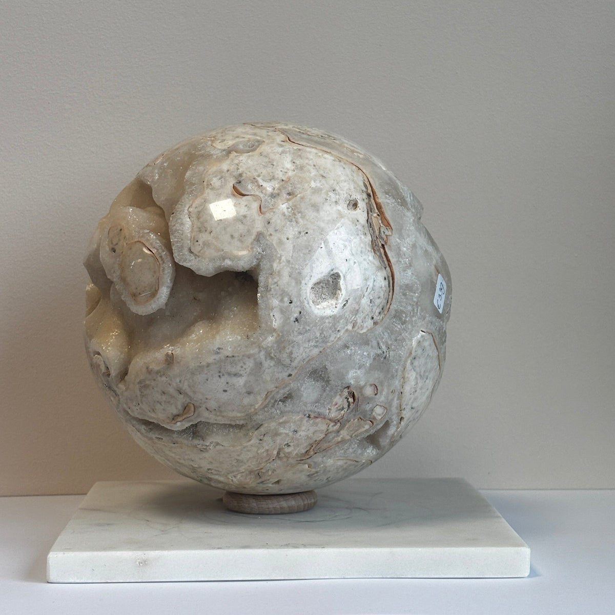 Zijaanzicht van de witte calciet bol