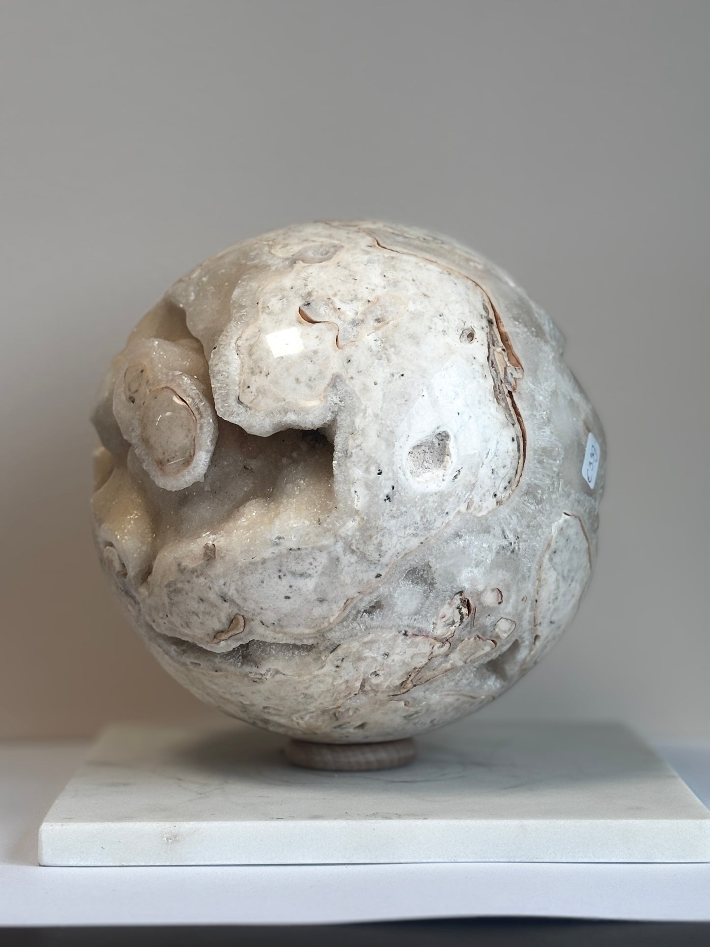 Calciet wit bol, statement piece