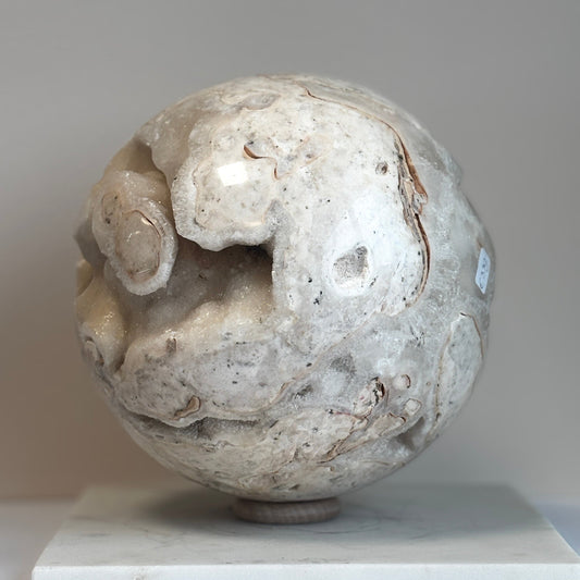 Witte calciet bol van circa 18 cm met natuurlijke kristalopeningen