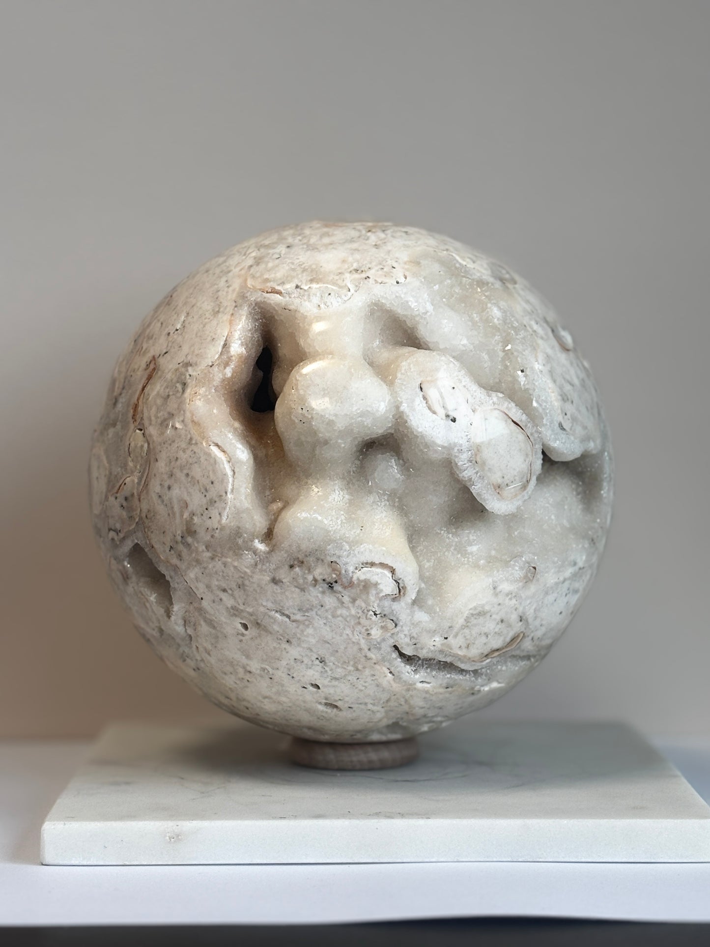 Calciet wit bol, statement piece