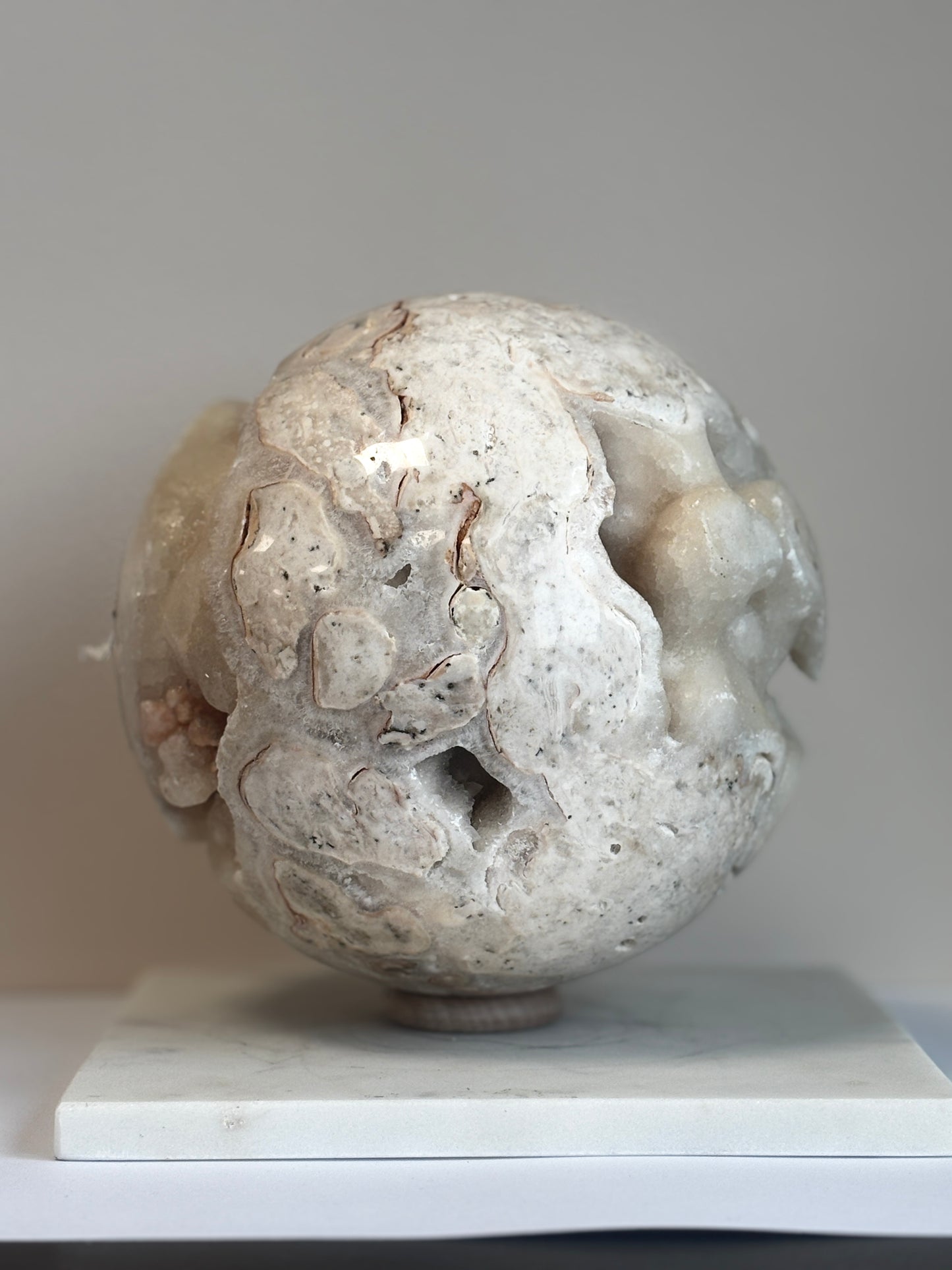 Calciet wit bol, statement piece