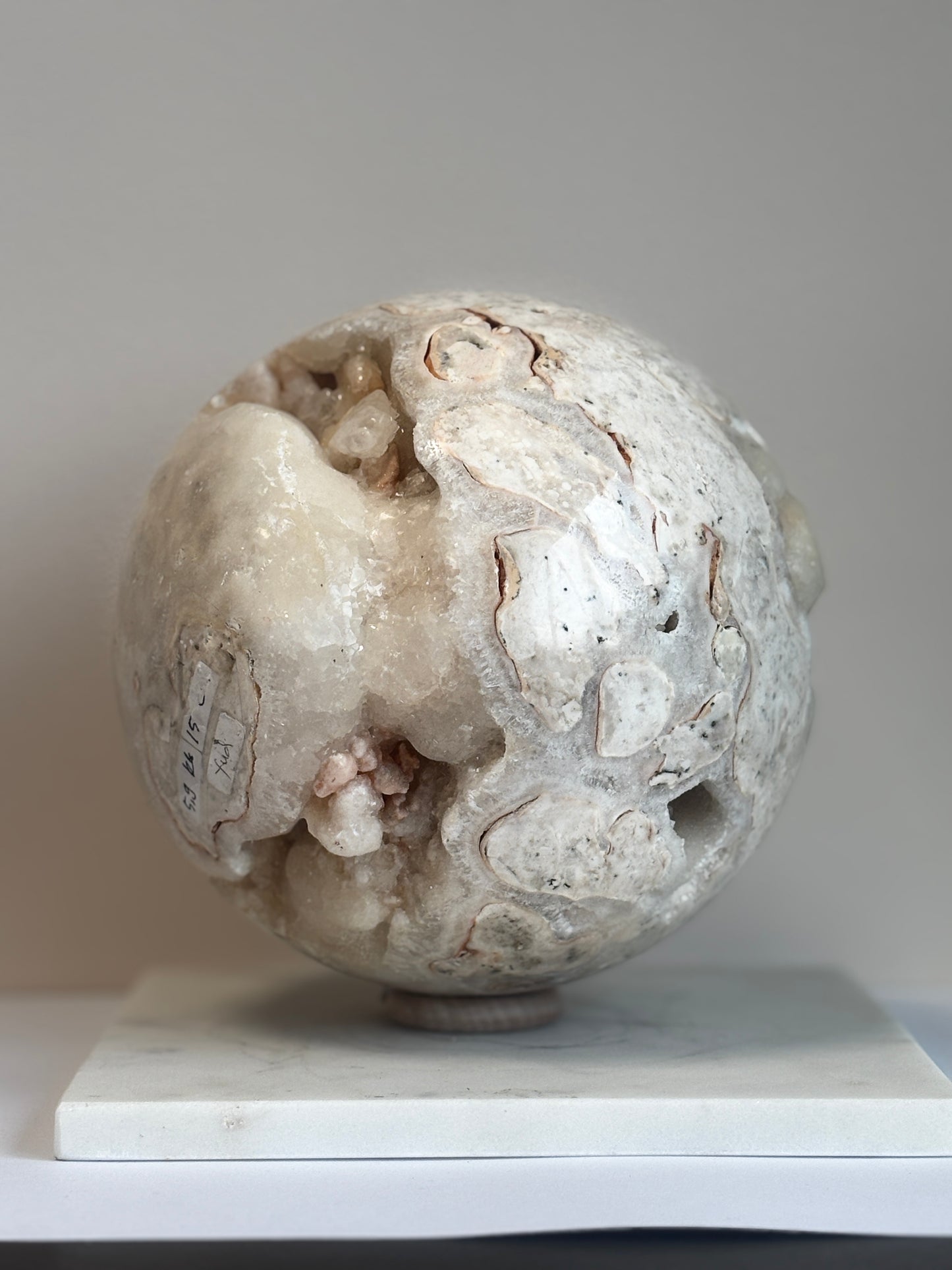 Calciet wit bol, statement piece
