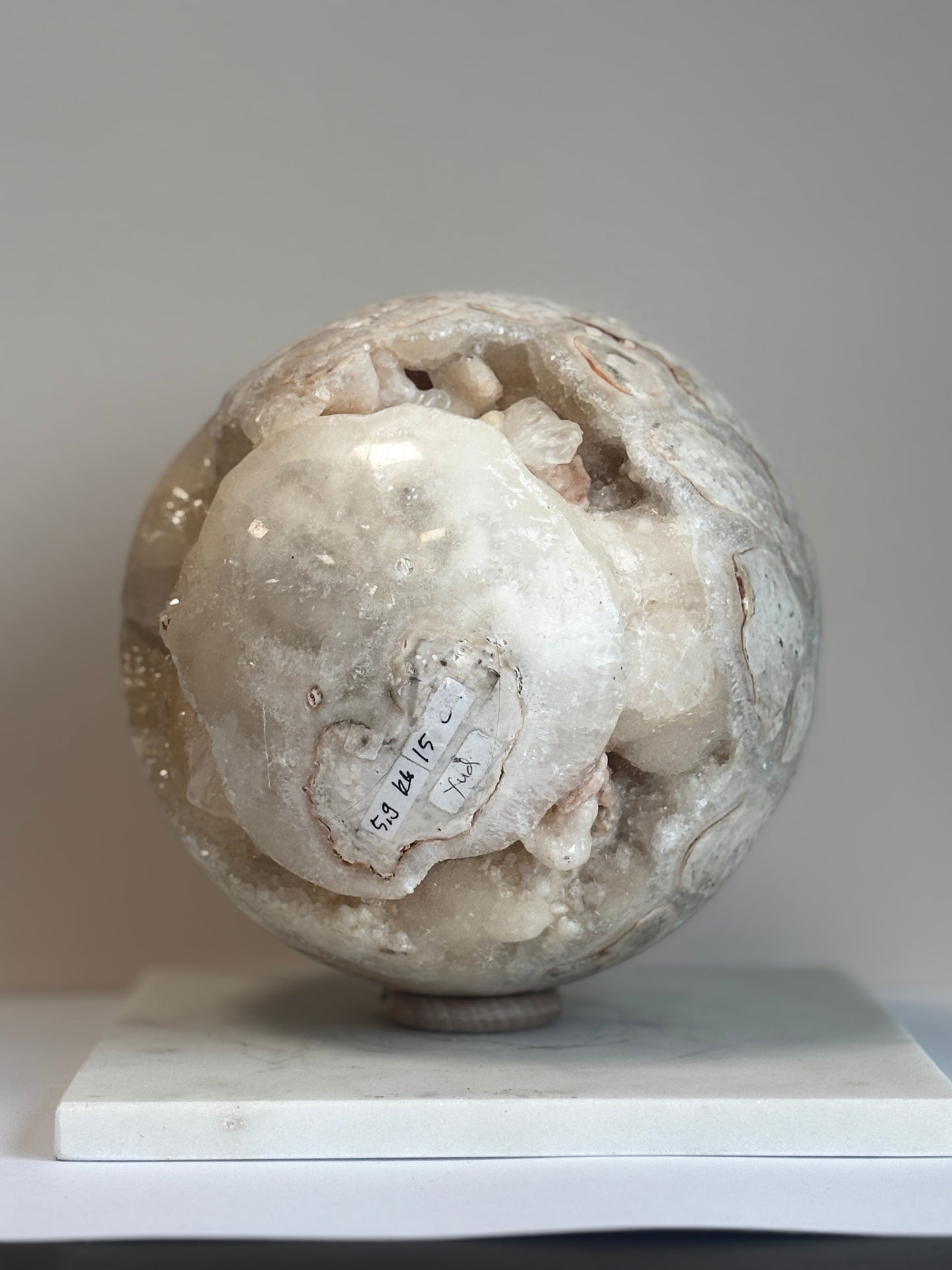 Calciet wit bol, statement piece