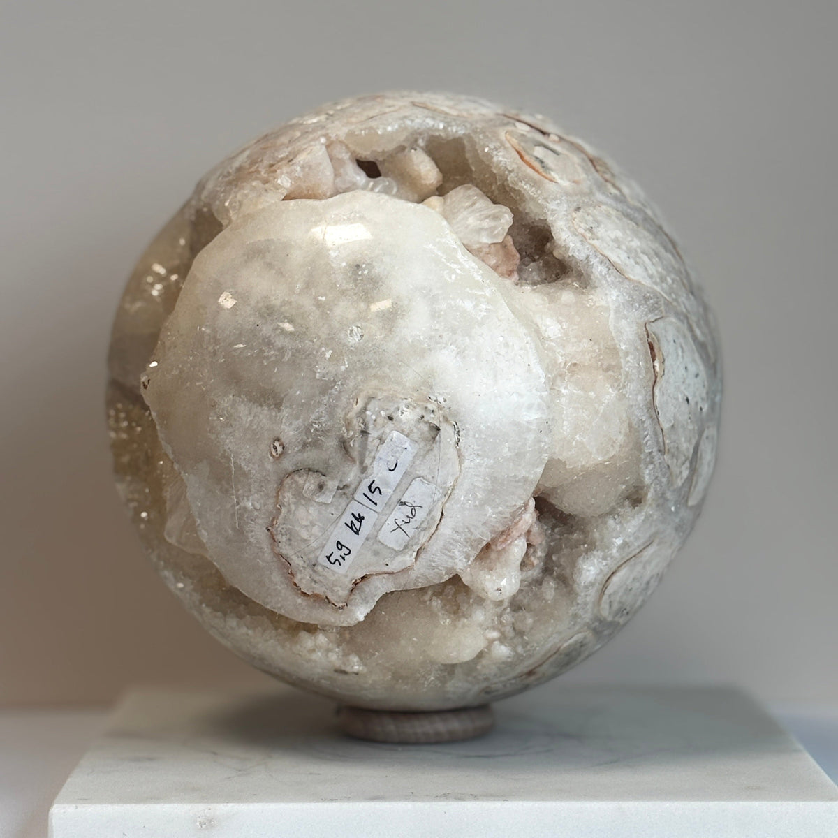 Witte calciet bol gefotografeerd vanuit een andere hoek
