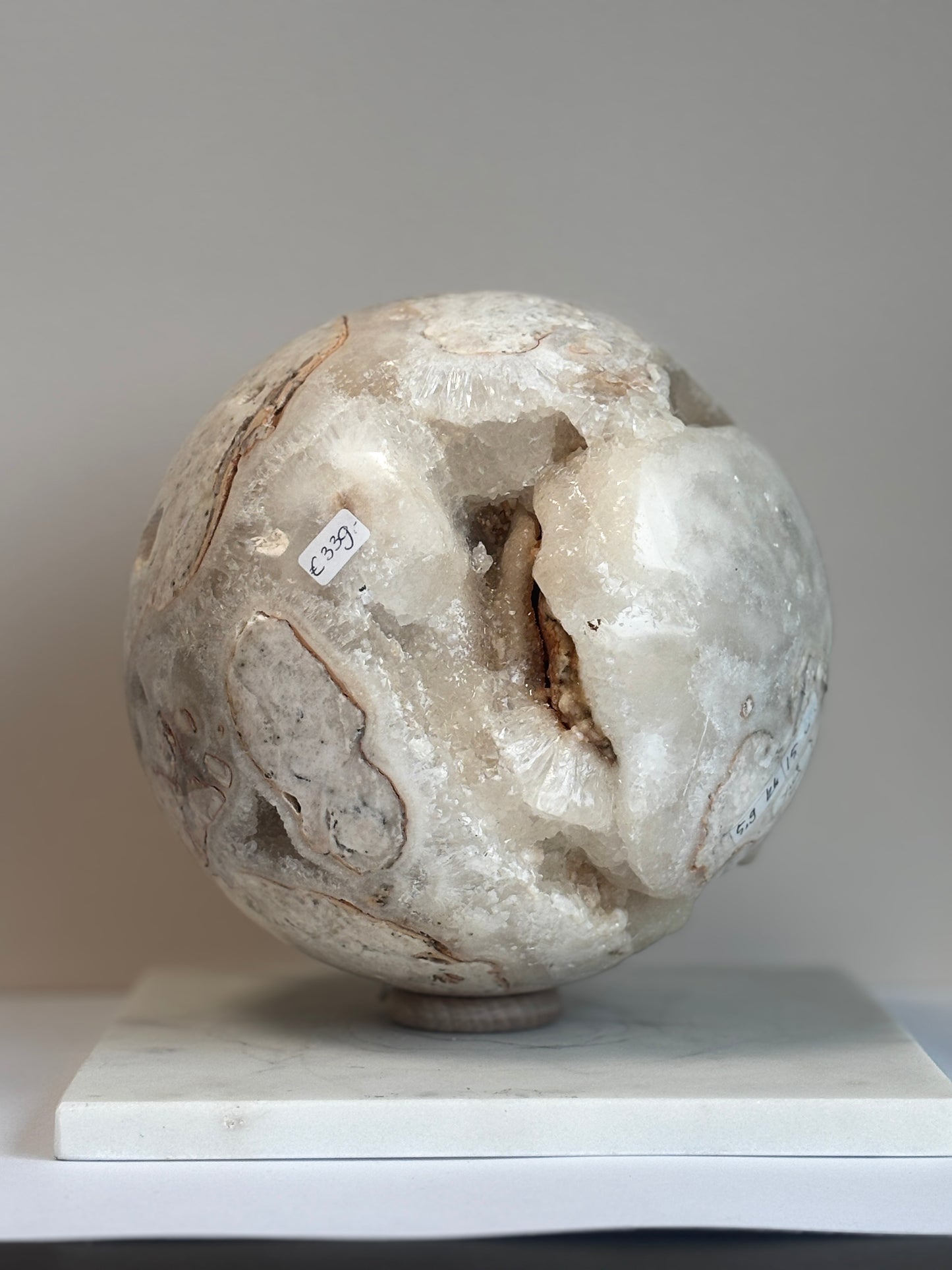 Calciet wit bol, statement piece