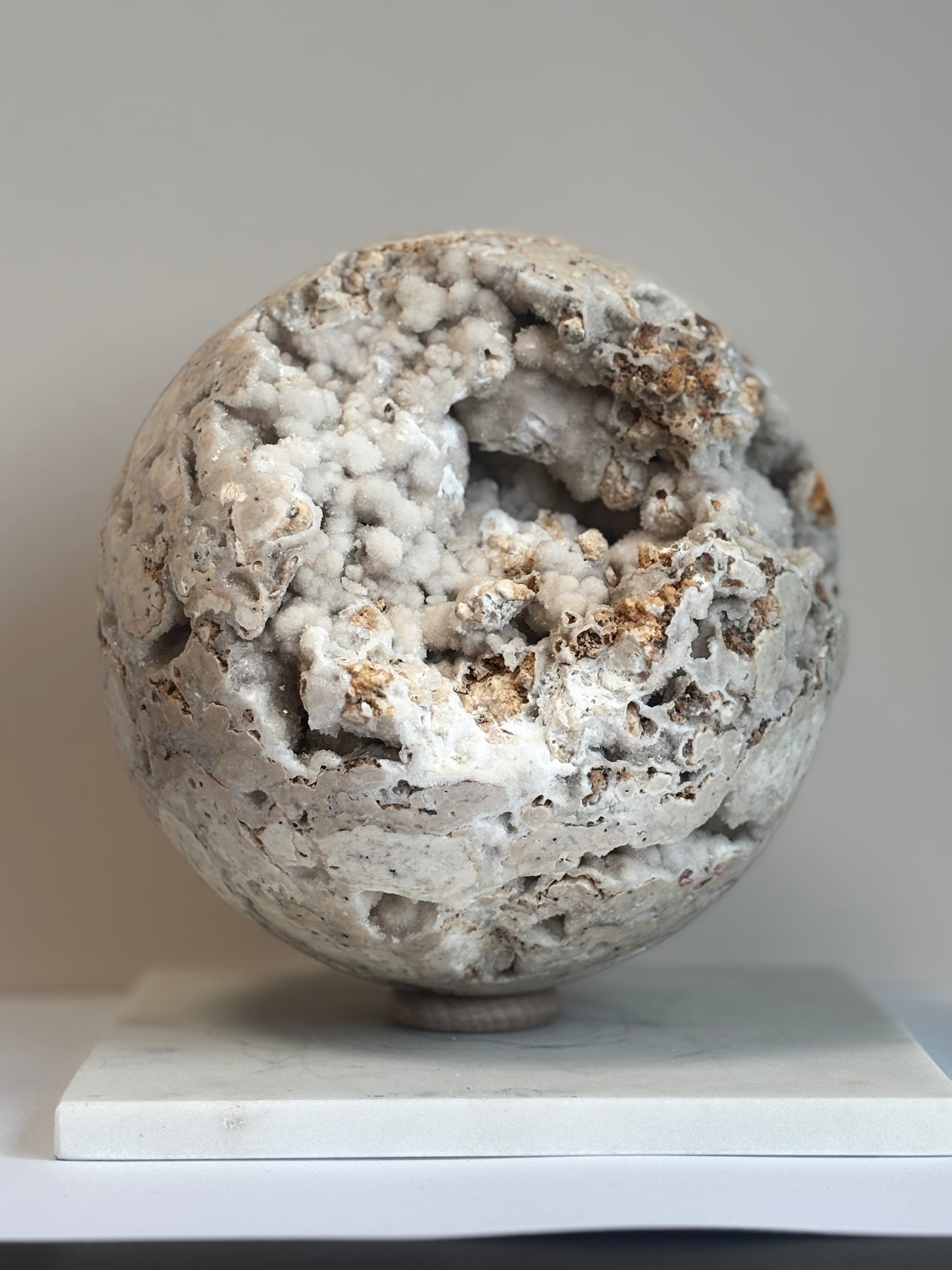 Calciet wit bol, statement piece