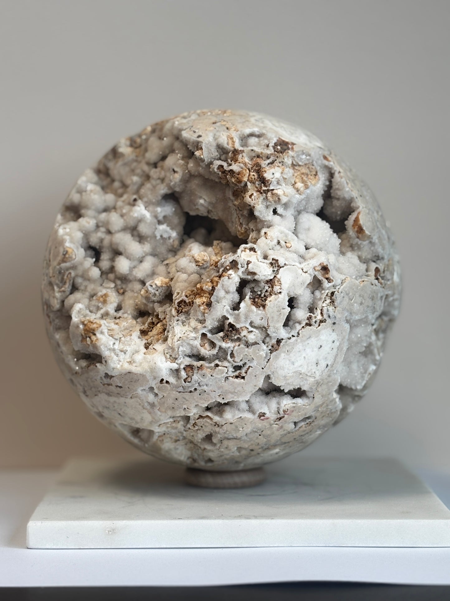 Calciet wit bol, statement piece