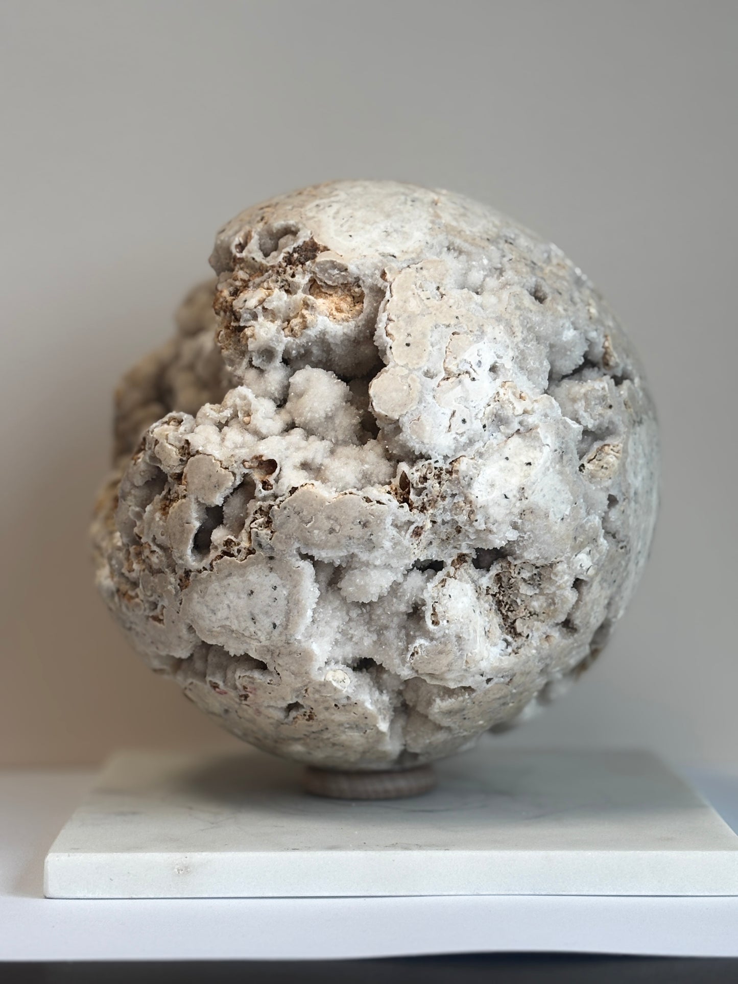 Calciet wit bol, statement piece