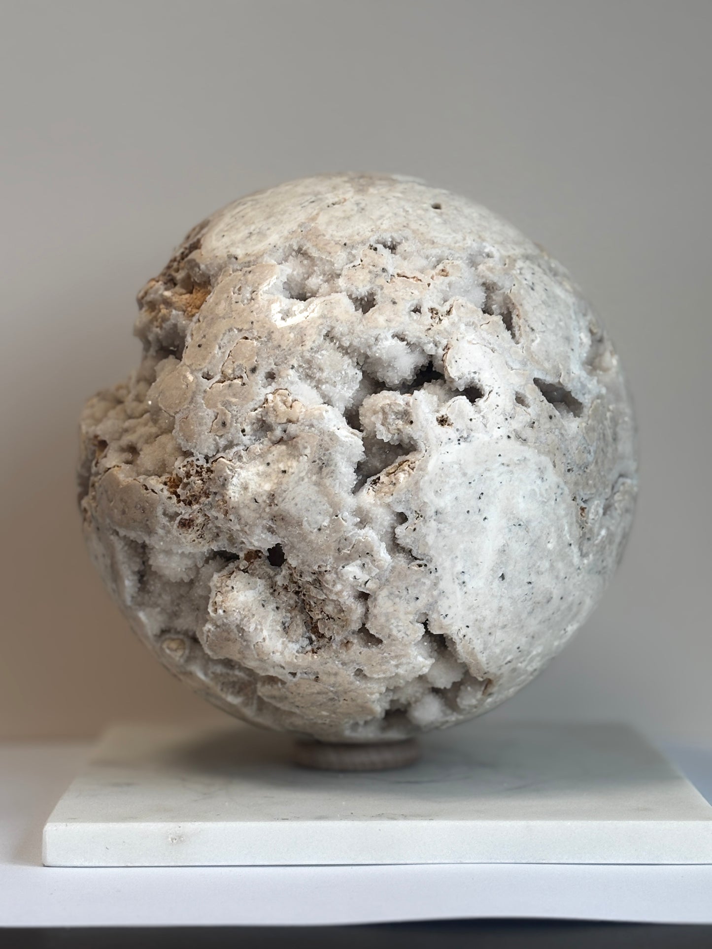 Calciet wit bol, statement piece