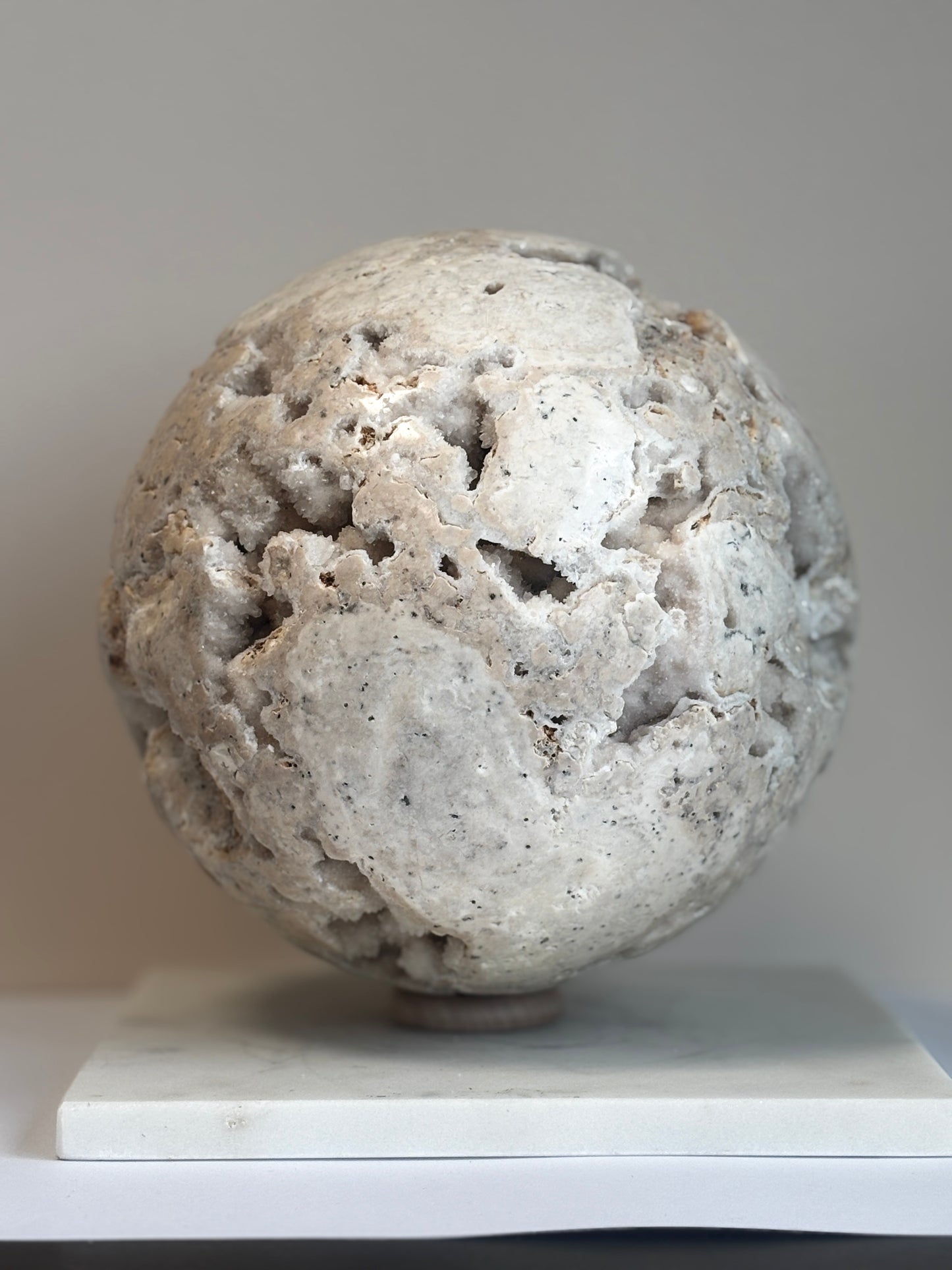 Calciet wit bol, statement piece