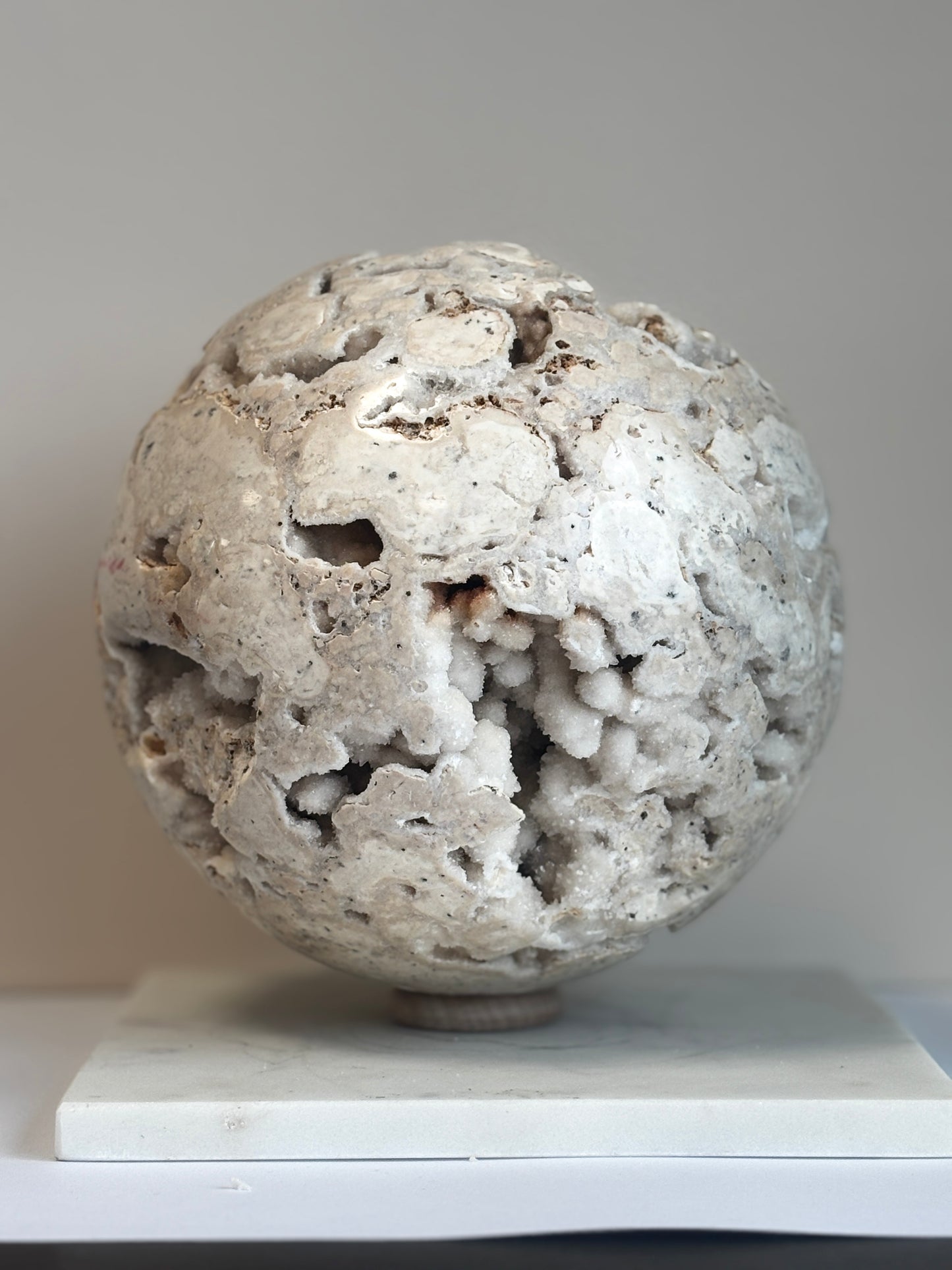 Calciet wit bol, statement piece
