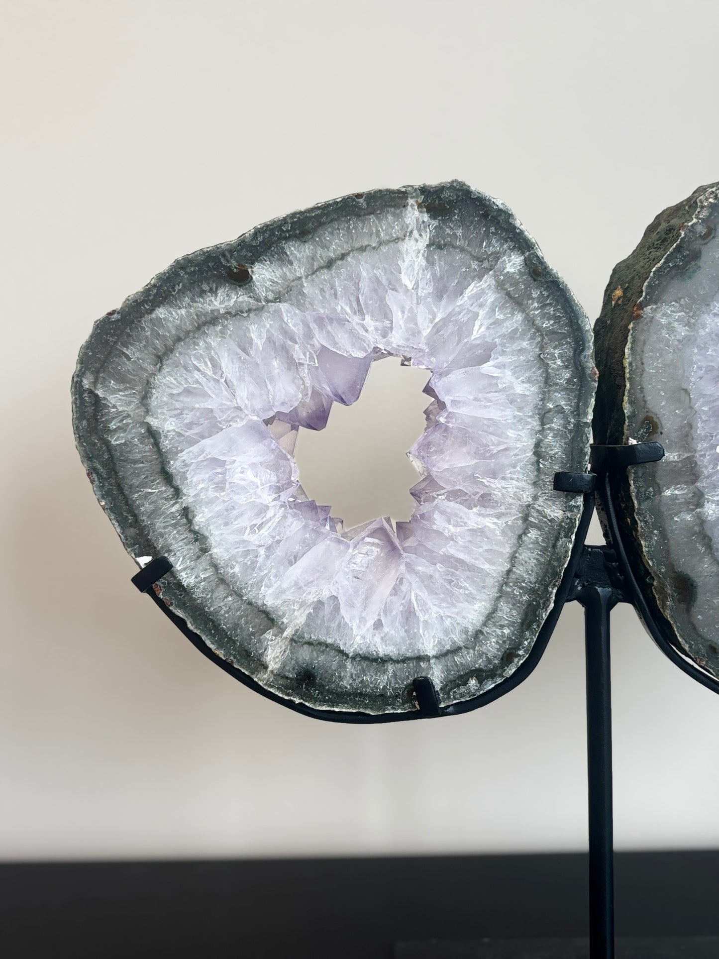 Amethist portal op standaard - statement piece