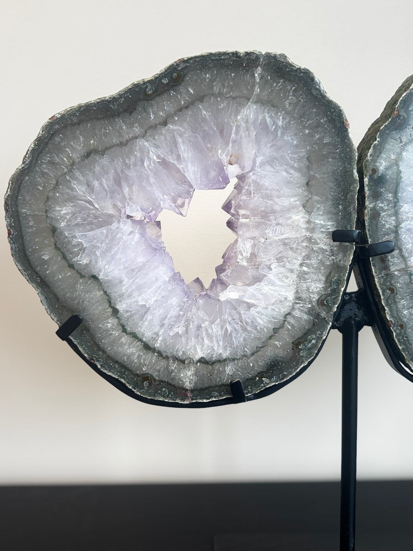 Amethist portal op standaard - statement piece