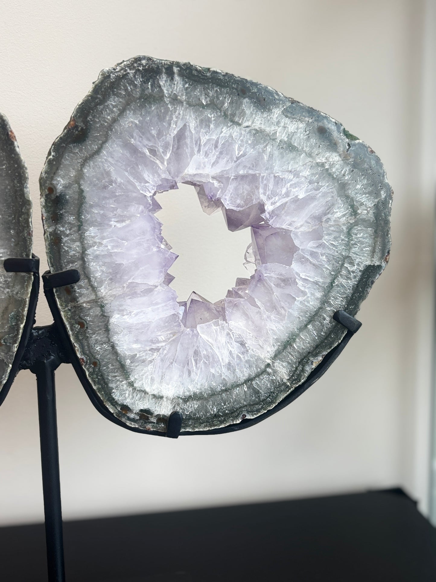 Amethist portal op standaard - statement piece