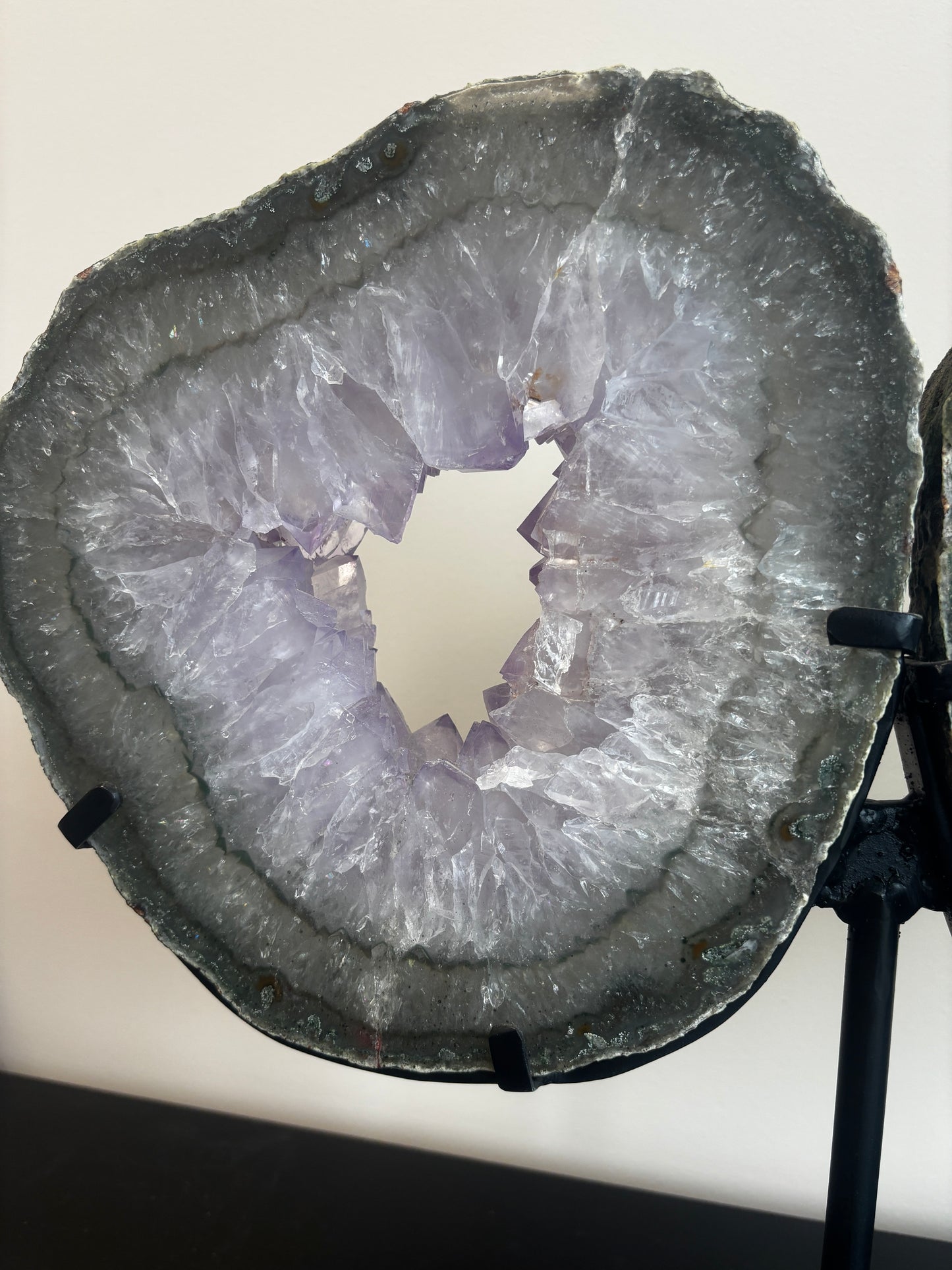 Amethist portal op standaard - statement piece