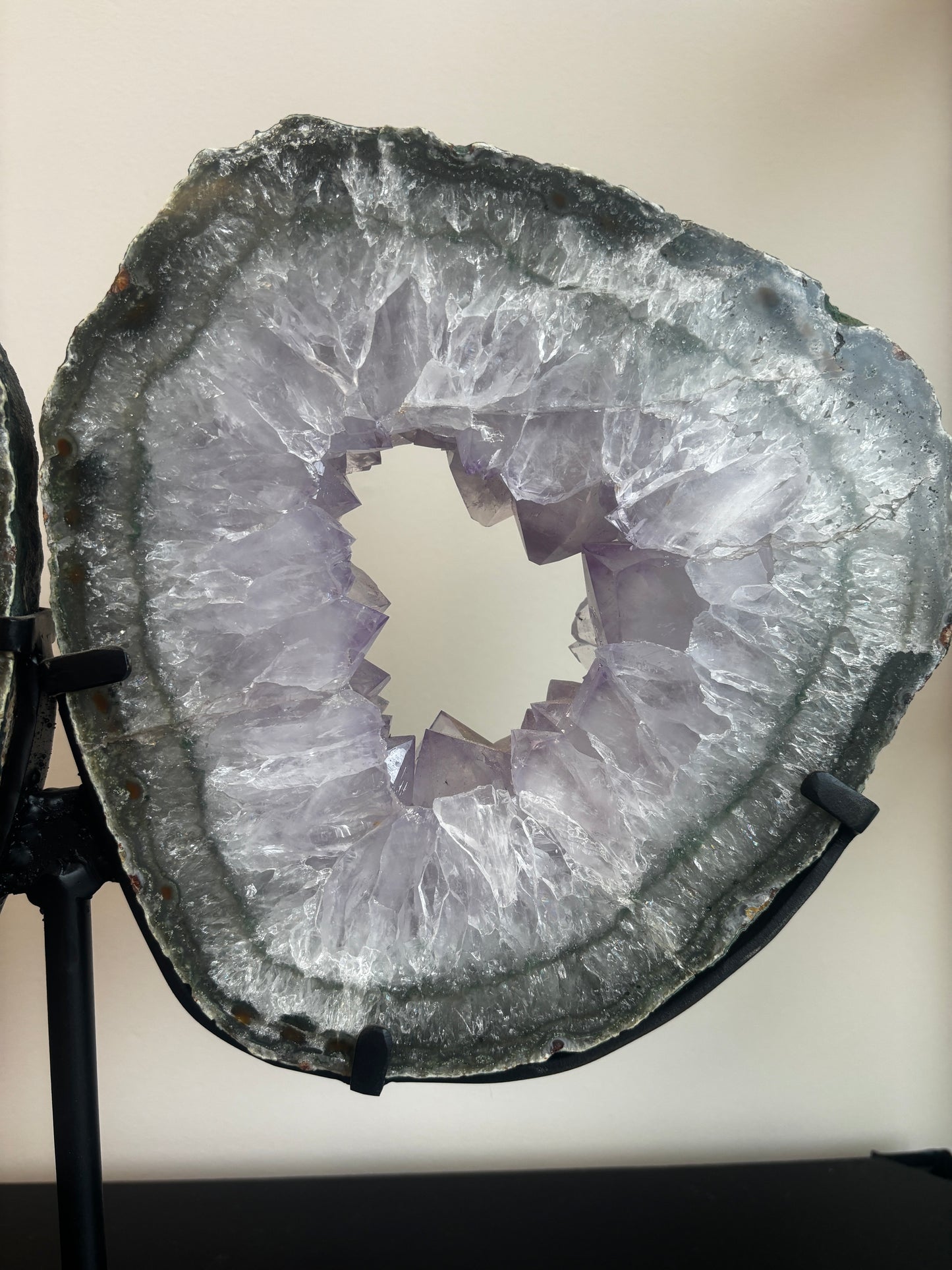Amethist portal op standaard - statement piece