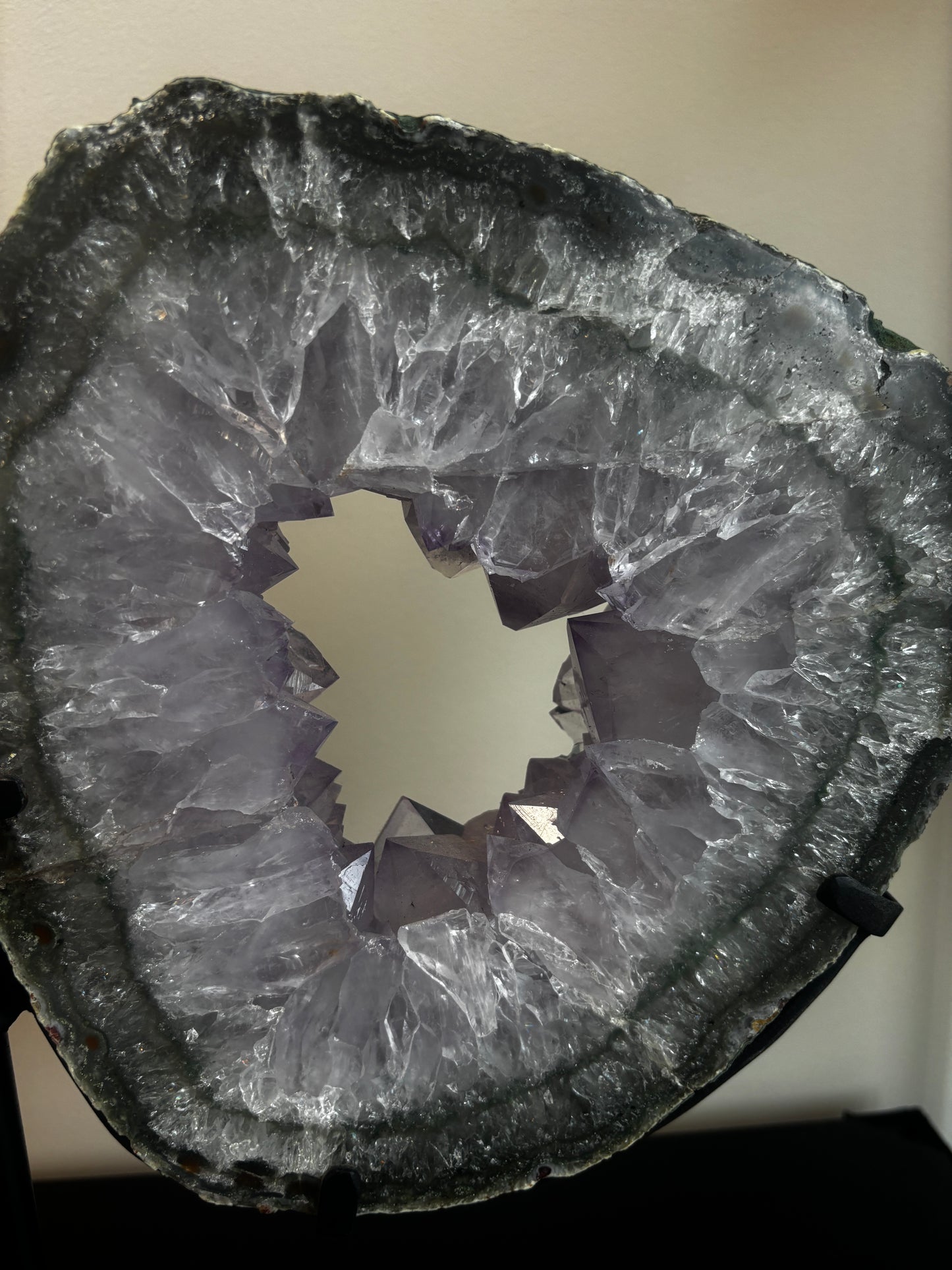 Amethist portal op standaard - statement piece
