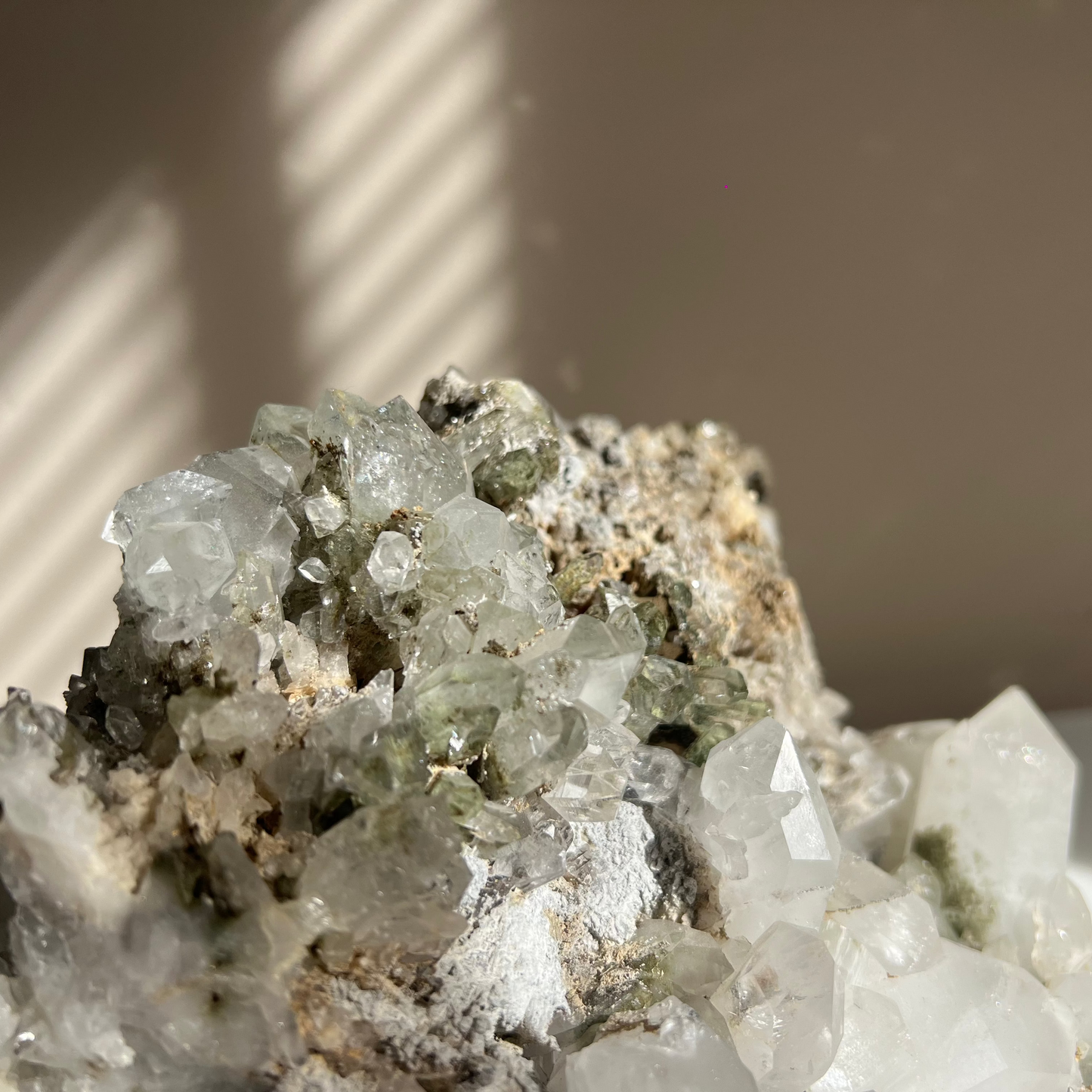 Ruw chlorietkwarts kristal in natuurlijk licht – helende steen voor huis of praktijk