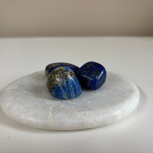Lapis Lazuli trommelsteen – blauwe steen voor wijsheid en intuïtie
